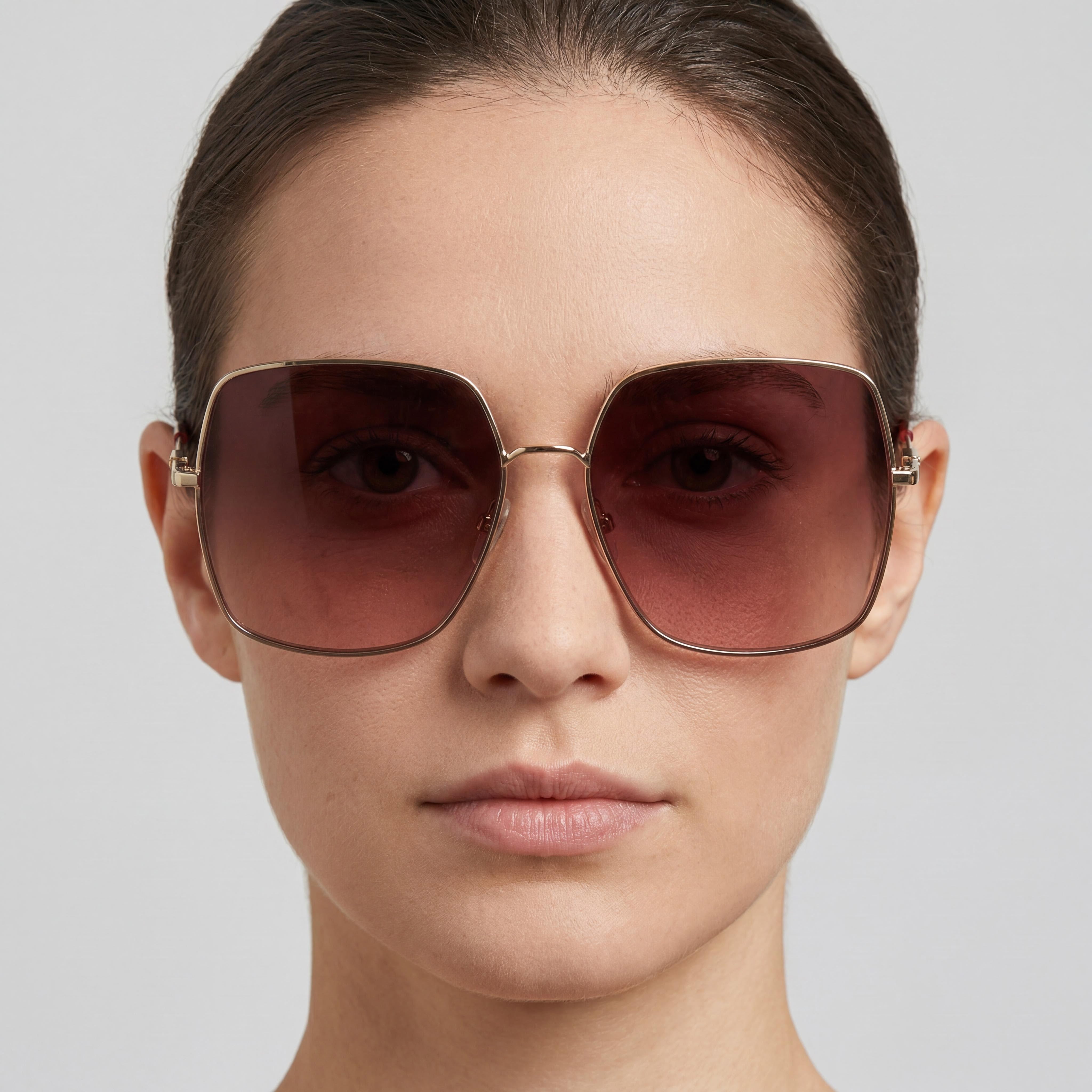 CAROLINA HERRERA Gafas de sol contemporáneas unisex de metal con protección UV, montura burdeos dorada, lentes rosadas de doble tono, 60 mm, Photo 4