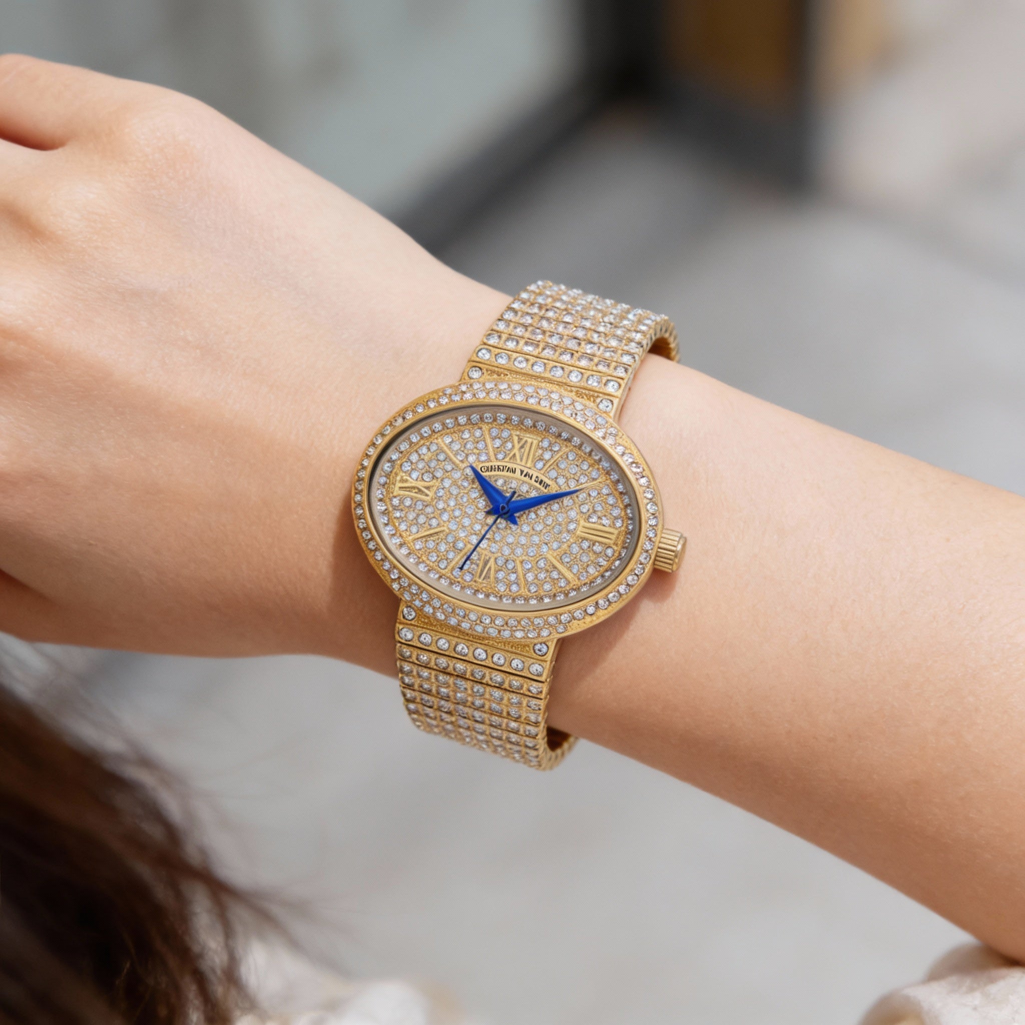 Reloj de cuarzo Christian Van Sant para mujer en tono dorado con cristales en el bisel y pulsera de acero inoxidable., Photo 2