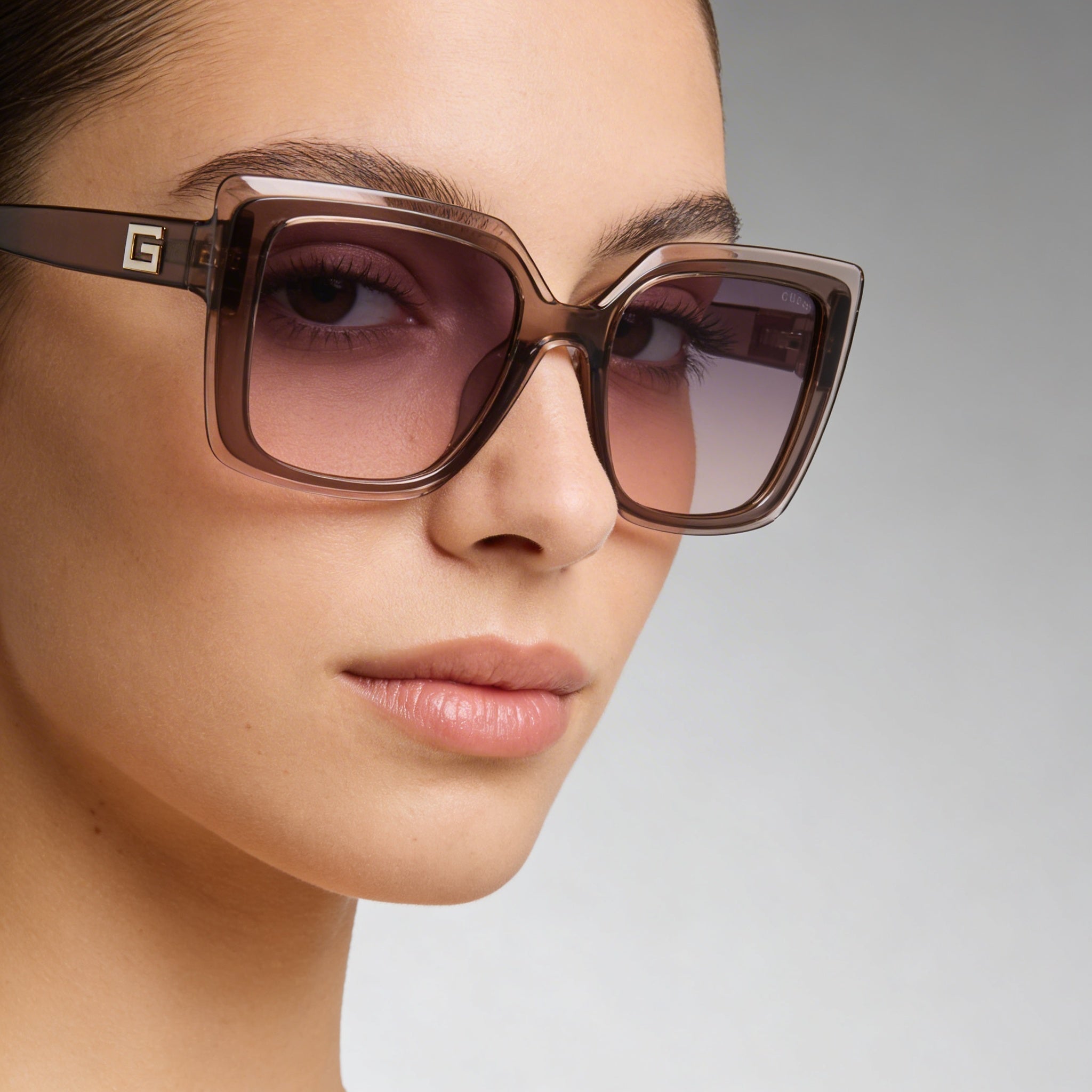 Gafas de sol GUESS GU7908 para mujer con protección UV, montura de plástico beige, lentes morado degradado, 52 mm, Photo 5