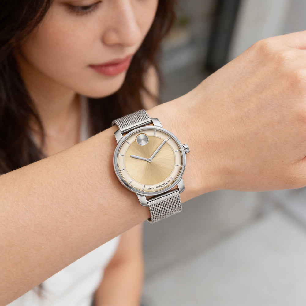 Reloj Movado Bold Access para mujer con pulsera de malla de acero inoxidable plateada, esfera dorada y segundero.