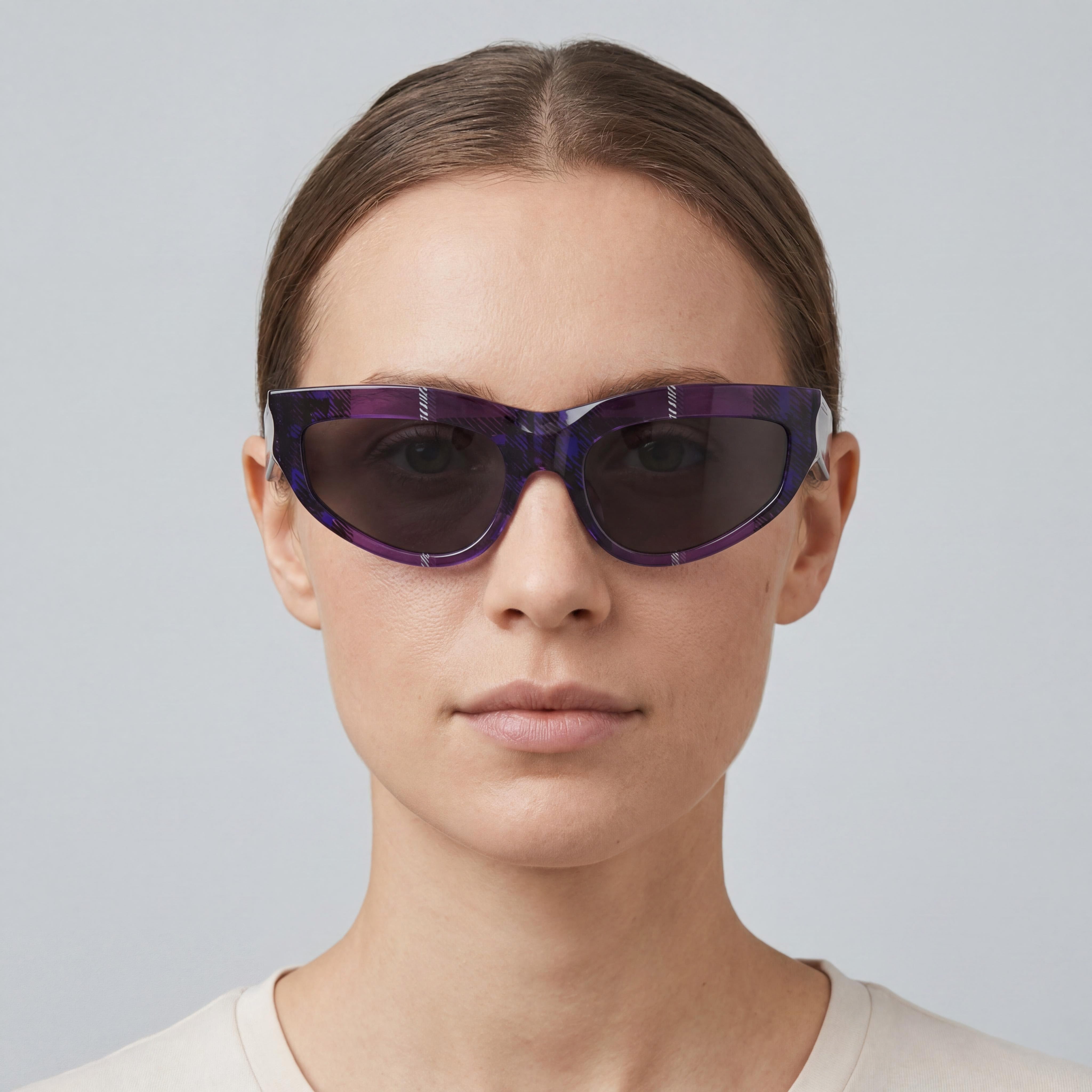BURBERRY Be 4425u Gafas de sol de acetato tipo ojo de gato para mujer, violeta oscuro a cuadros, lentes UV gris oscuro de 55 mm, Photo 4