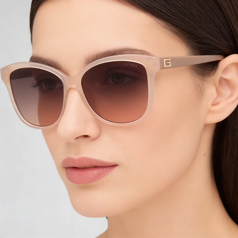 Gafas de sol de mujer GUESS redondas de montura completa de plástico con protección UV no polarizadas, montura beige, lentes marrones degradadas, 58 mm