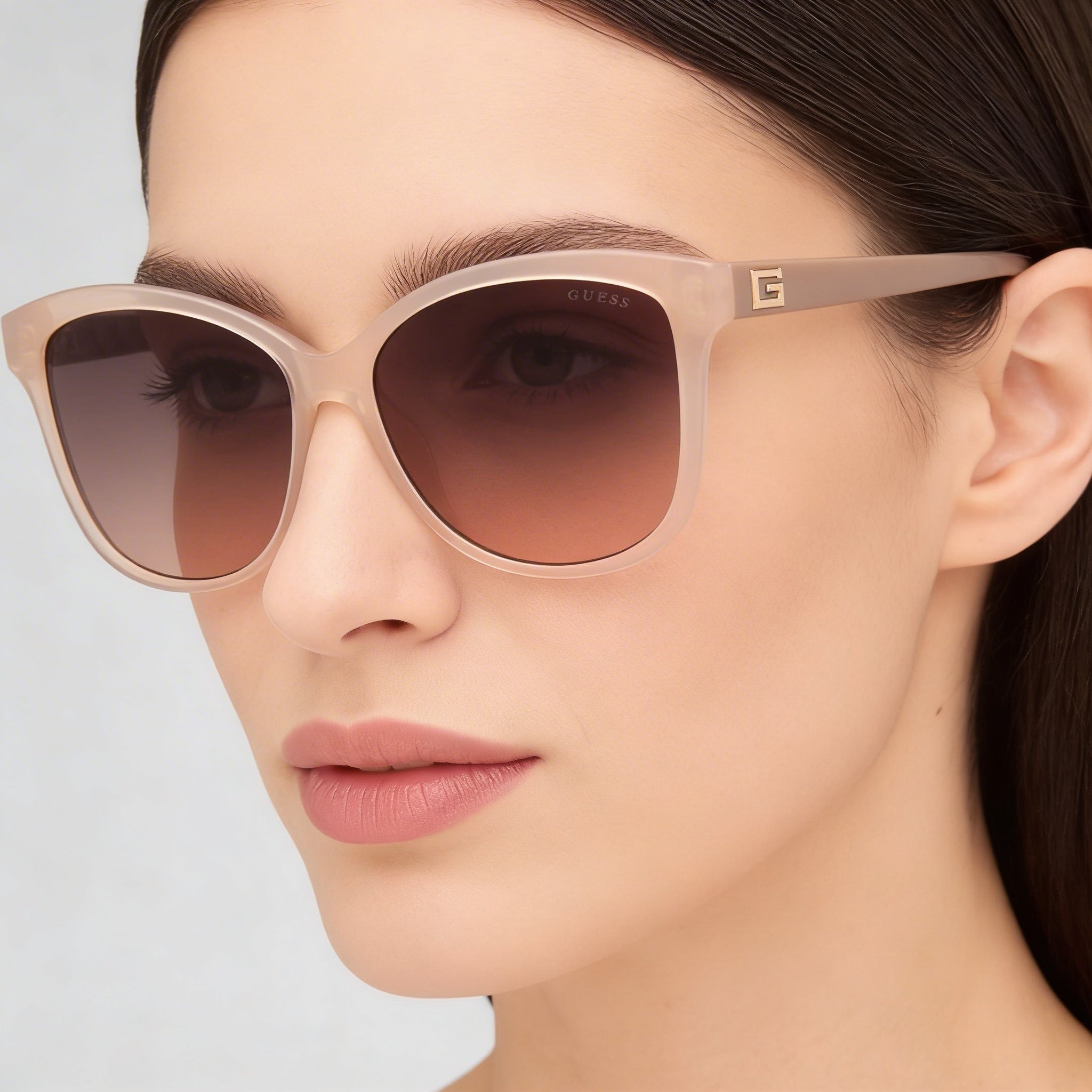 Gafas de sol de mujer GUESS redondas de montura completa de plástico con protección UV no polarizadas, montura beige, lentes marrones degradadas, 58 mm, Photo 5