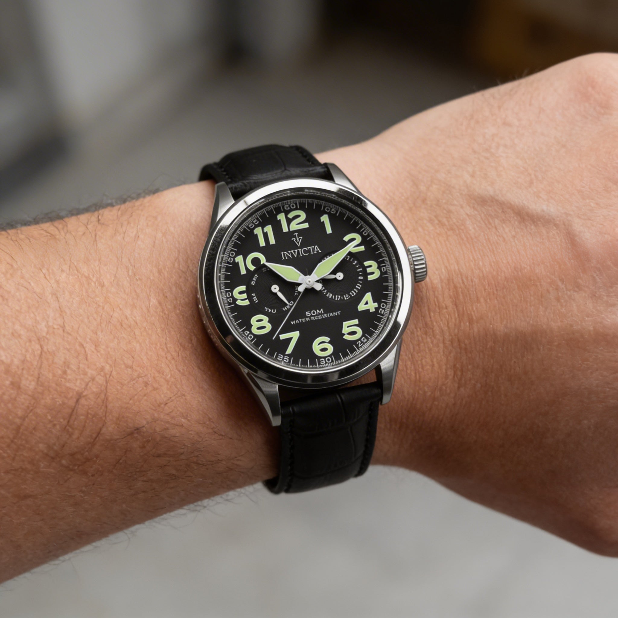 Reloj Invicta Casual para hombre, de cuarzo, acero inoxidable, cuero y esfera negra con pantalla luminosa, resistencia al agua de 50 m, 45 mm, Photo 3