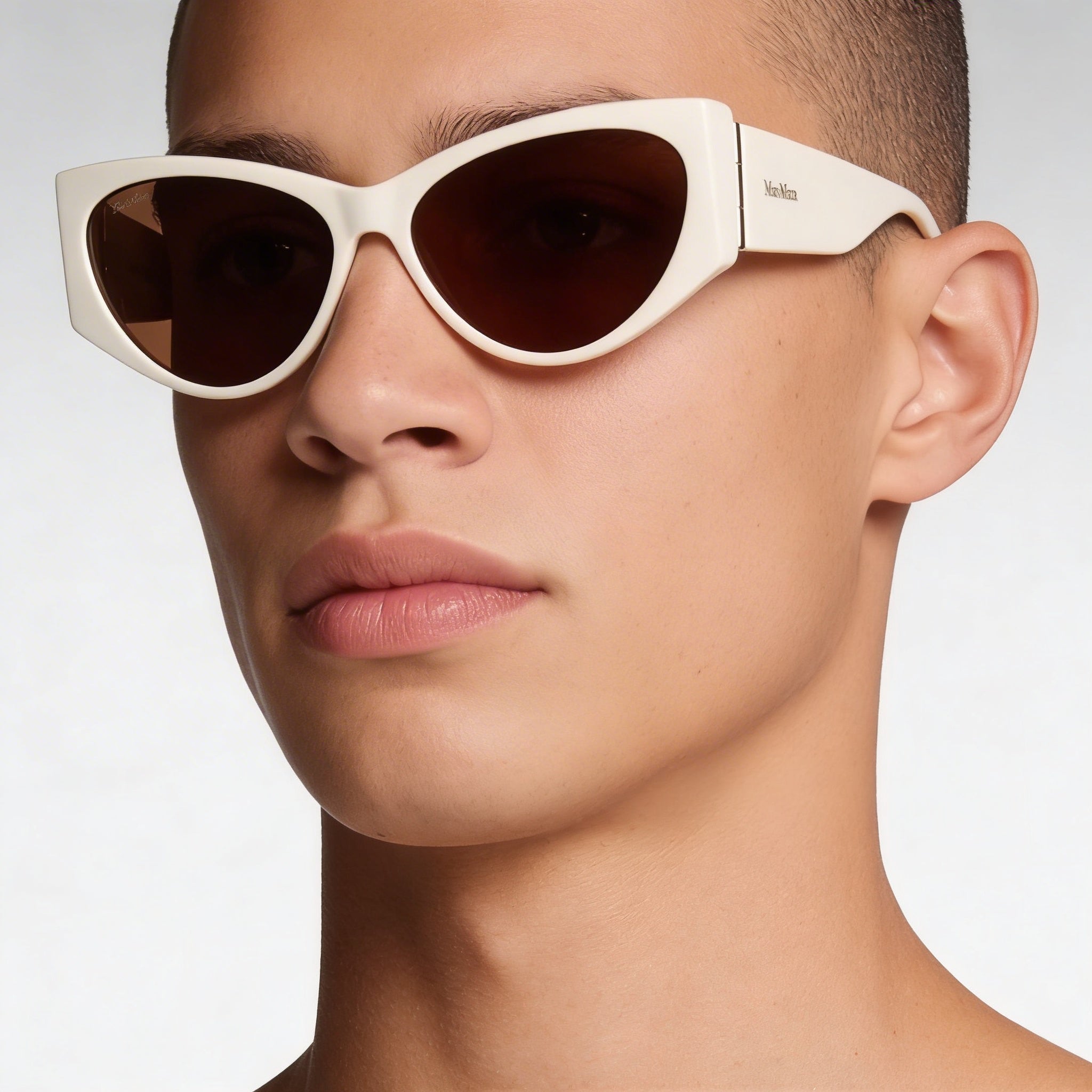 MaxMara Mm0132 Unisex Eyewear featuring a White Frame, Lens Width 58mm, Bridge 15mm, Temple 135mm, Photo 5