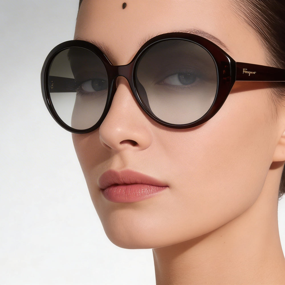 Gafas de sol ovaladas de plástico color marrón cristal Ferragamo SF1067S para mujer con lentes grises degradadas y 100 % de protección UV, 57 mm