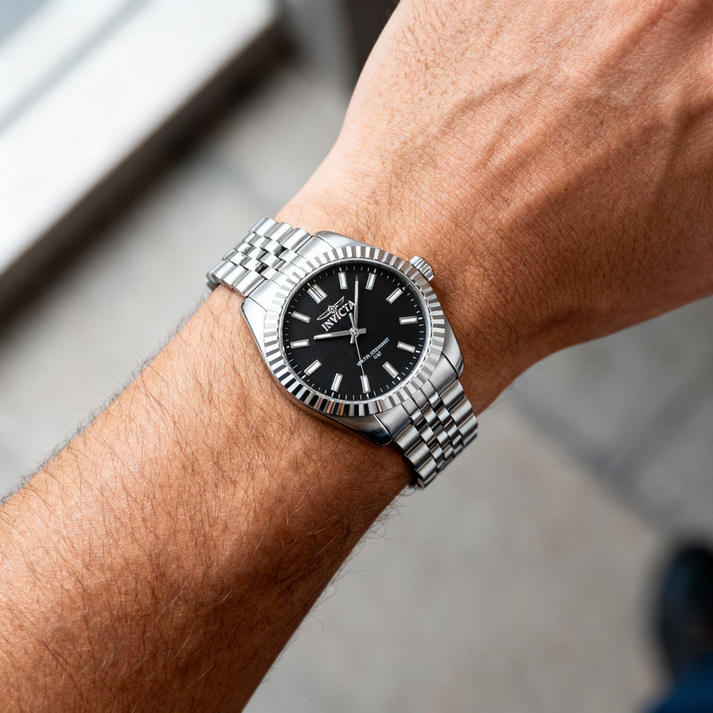 Reloj unisex Invicta Specialty 47494 de cuarzo, resistente al agua, de acero inoxidable plateado y esfera negra, de 36 mm