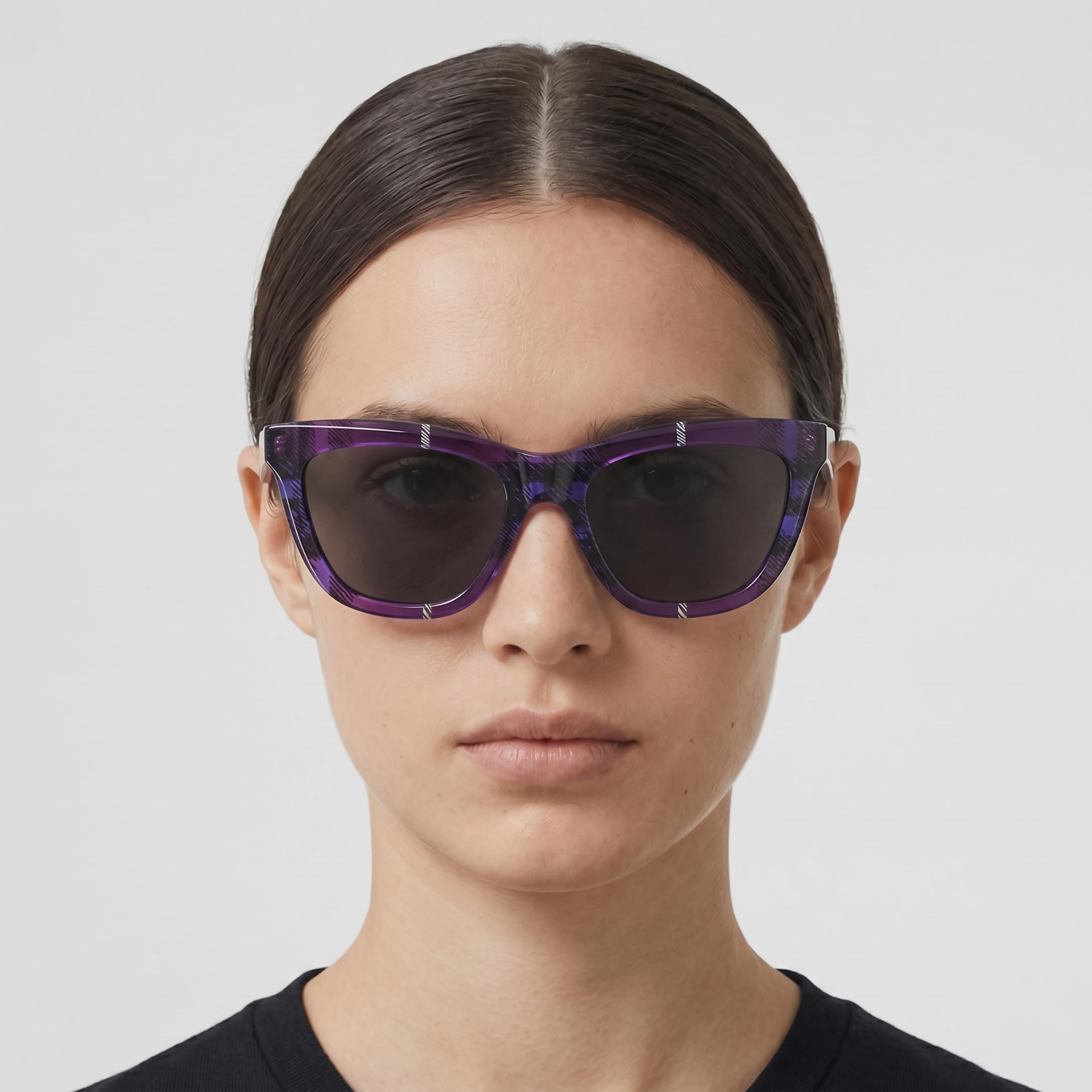 Gafas de sol clásicas BURBERRY para mujer con montura violeta, lentes de policarbonato no polarizadas de color gris oscuro de 53 mm, Photo 3