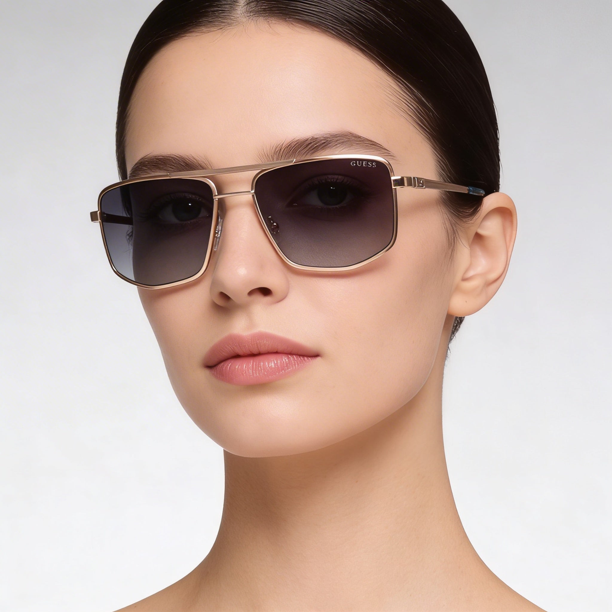 Gafas de sol de mujer Guess Metal Navigator, montura oro pálido satinado brillante, lentes UV azules degradadas, 57mm, Photo 5