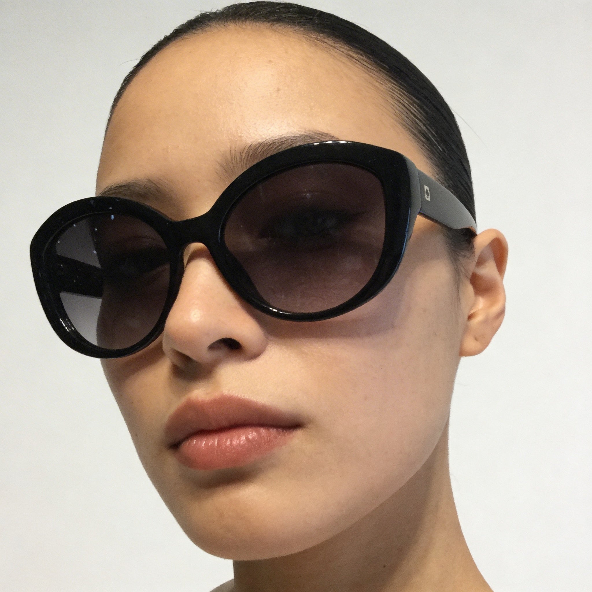 Gafas de sol Kate Spade New York Sherrie 0D28 para mujer, estilo clásico ojo de gato, montura negra, lentes negras, 55 mm, Photo 4