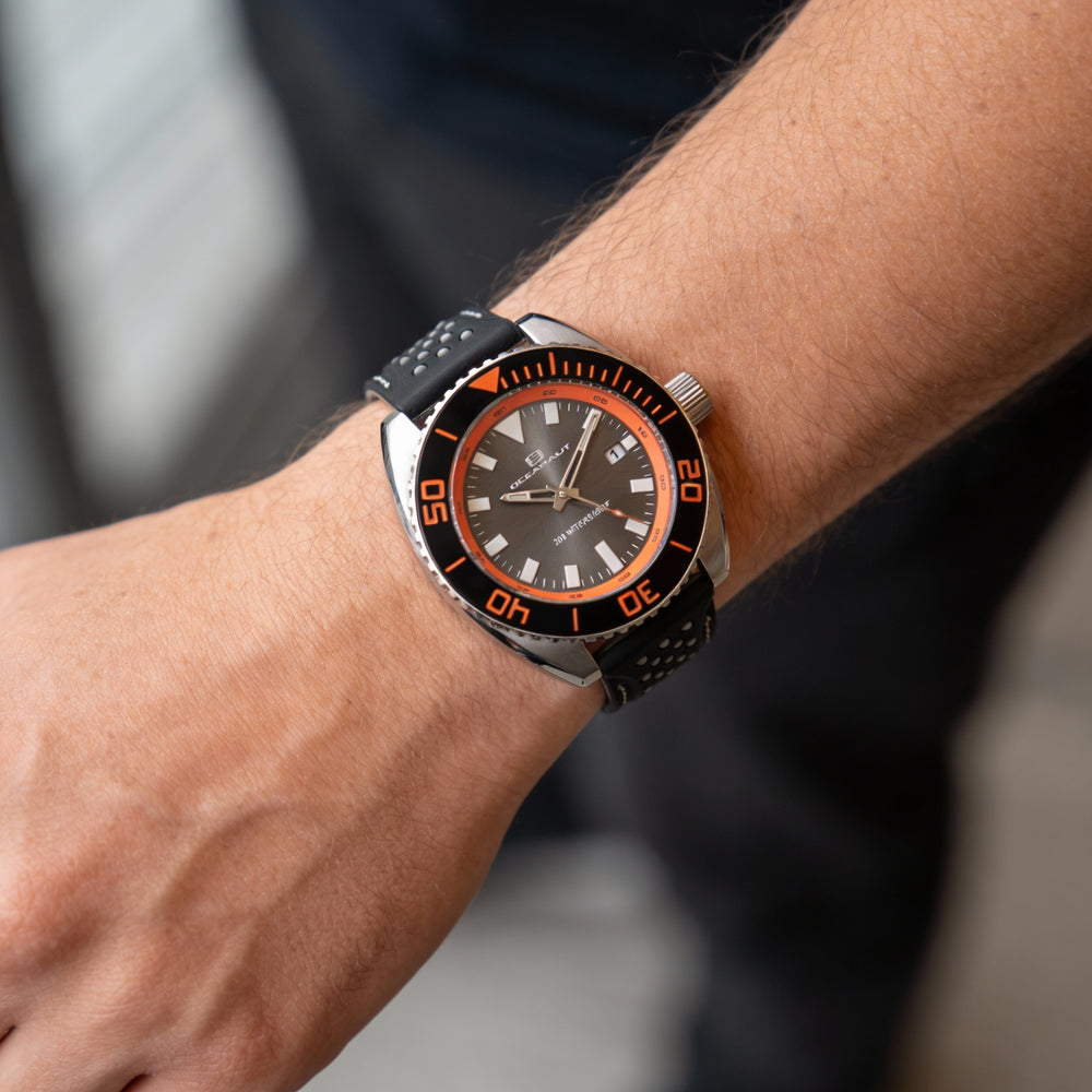 Reloj Oceanaut para hombre con movimiento de cuarzo, esfera gris, indicador de fecha, resistencia al agua de 20 ATM y mineral resistente a arañazos.