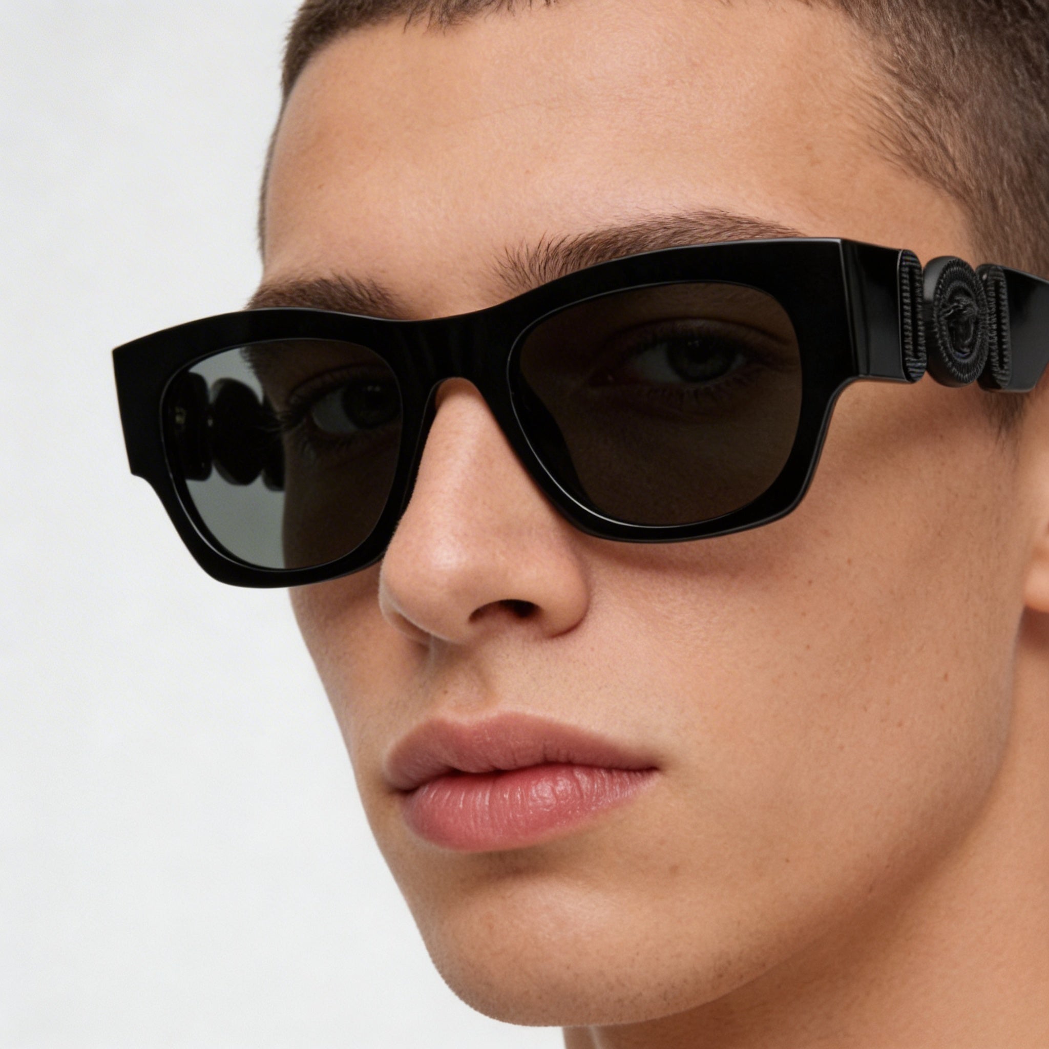 Gafas de sol unisex Versace Ve 4479u, montura de inyección negra gris oscuro, lente de policarbonato no polarizada gris oscuro de 52 mm, Photo 4