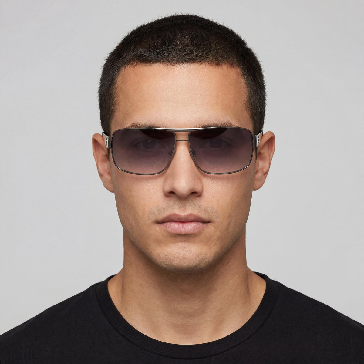 Gafas de sol de aviador Ron de GUESS para hombre con montura de policarbonato en negro mate y lentes UV moradas, Photo 4