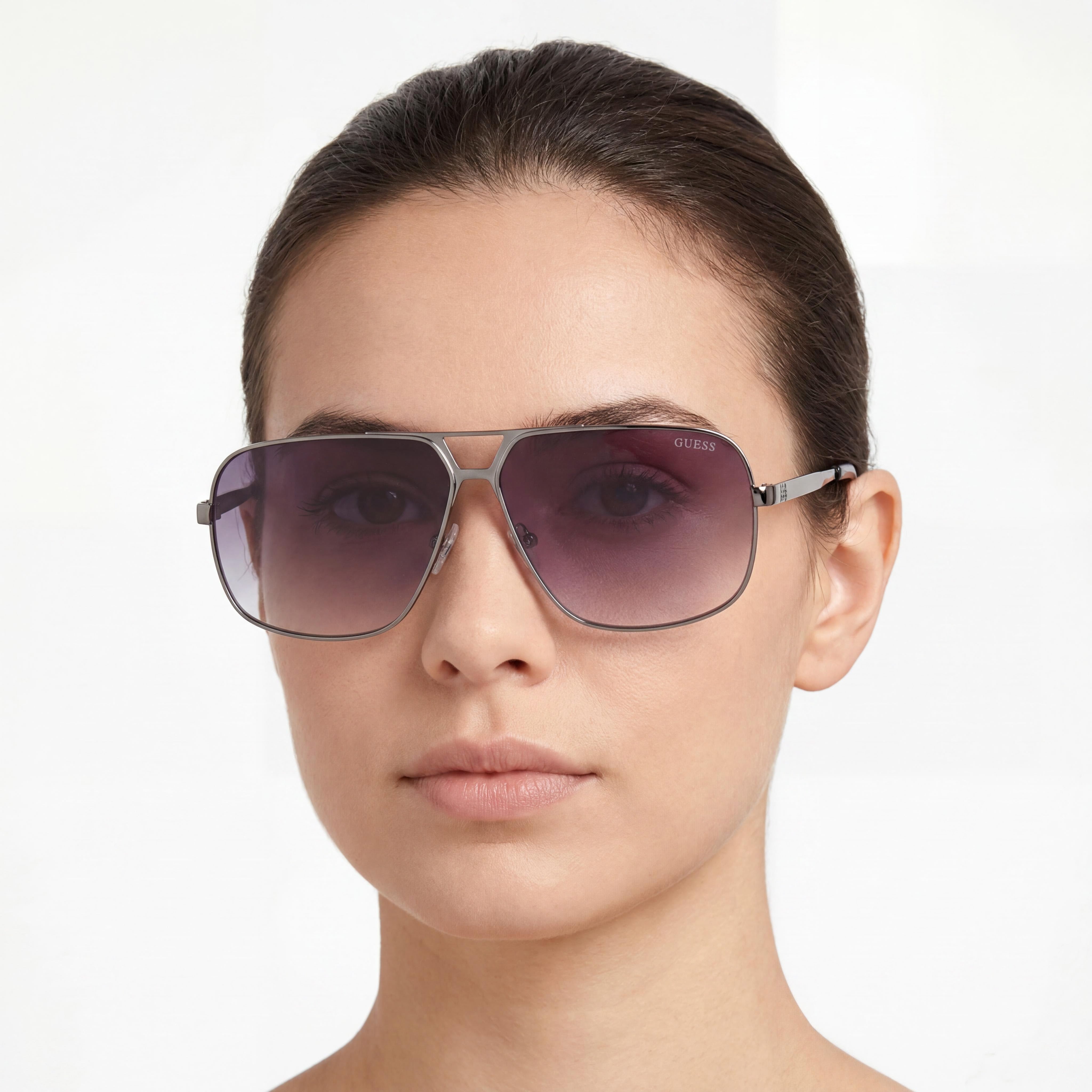 Gafas de sol de aviador GUESS para mujer, montura de metal brillante color plomo, lentes degradadas color humo, ancho de lente 61 mm, Photo 4