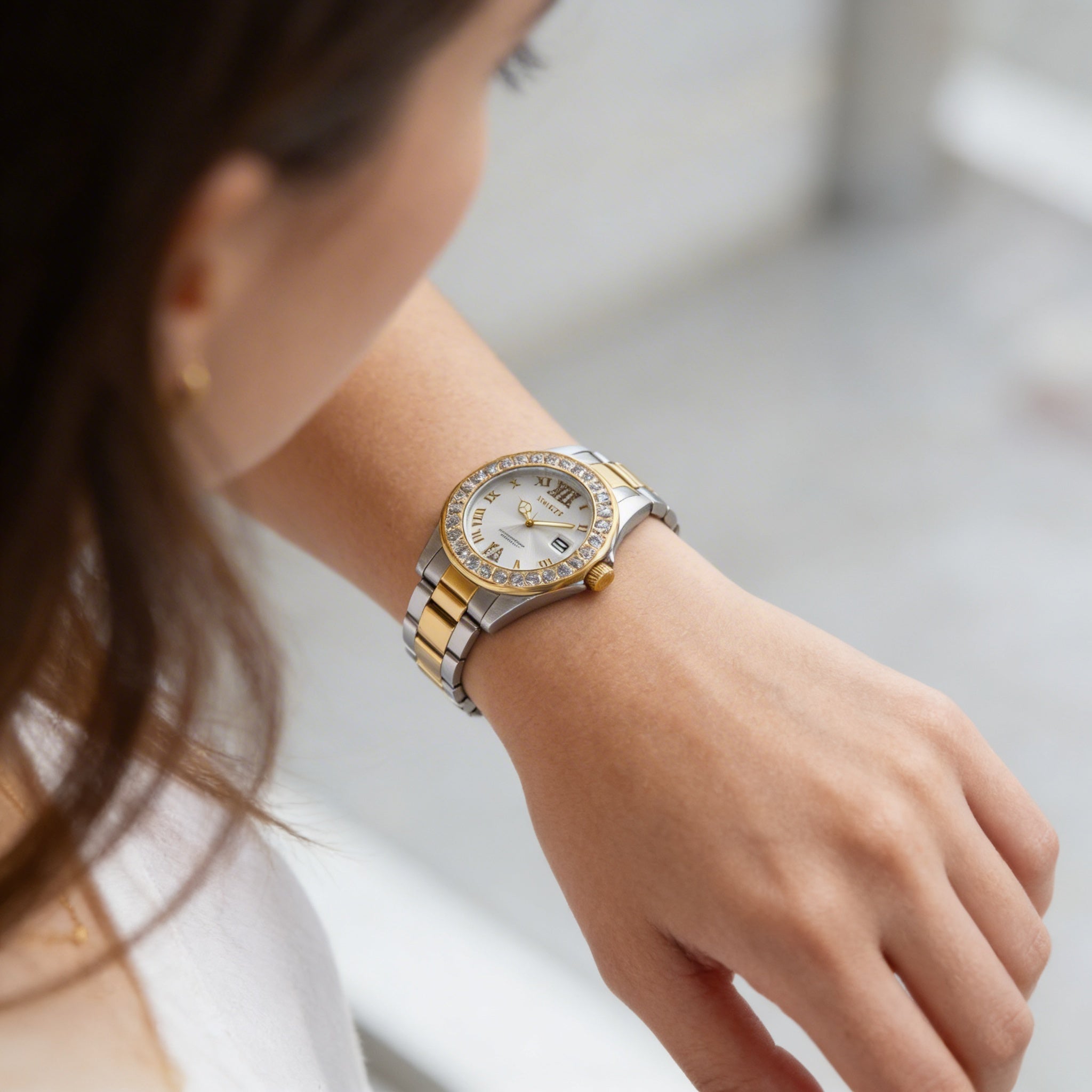 Reloj Invicta Pro Diver 20215 para mujer, de acero inoxidable bicolor, 38 mm, esfera plateada con efecto rayos de sol y cristales engastados, resistente al agua., Photo 3