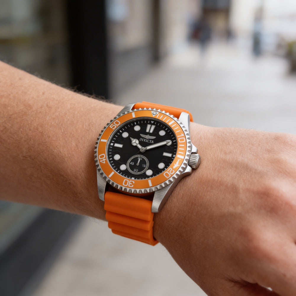 Reloj de cuarzo Invicta Pro Diver 49337 para hombre, caja de acero inoxidable plateada, esfera negra, correa de silicona, 43 mm