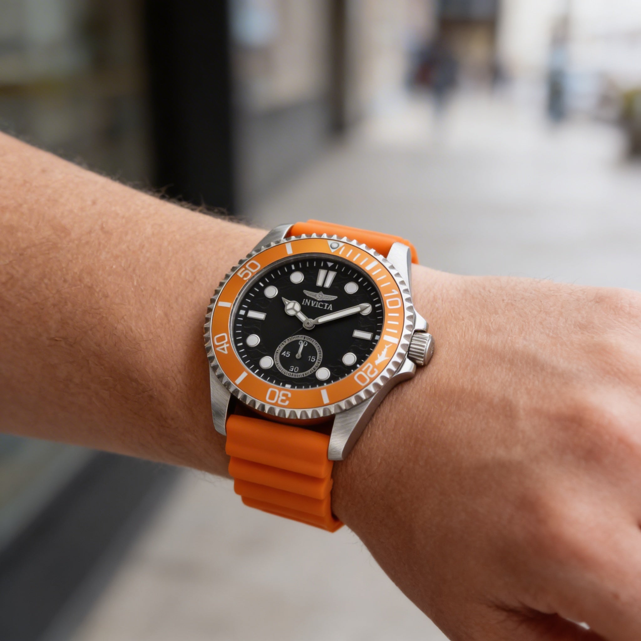 Reloj de cuarzo Invicta Pro Diver 49337 para hombre, caja de acero inoxidable plateada, esfera negra, correa de silicona, 43 mm, Photo 3