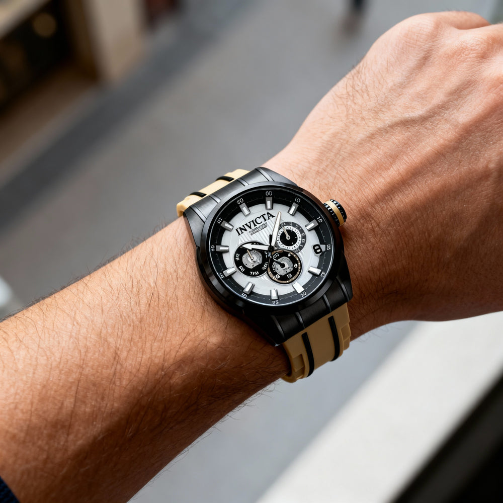 Reloj Invicta Speedway 49053 para hombre, de cuarzo, resistente al agua hasta 10 ATM, esfera plateada de 48 mm y correa de silicona.