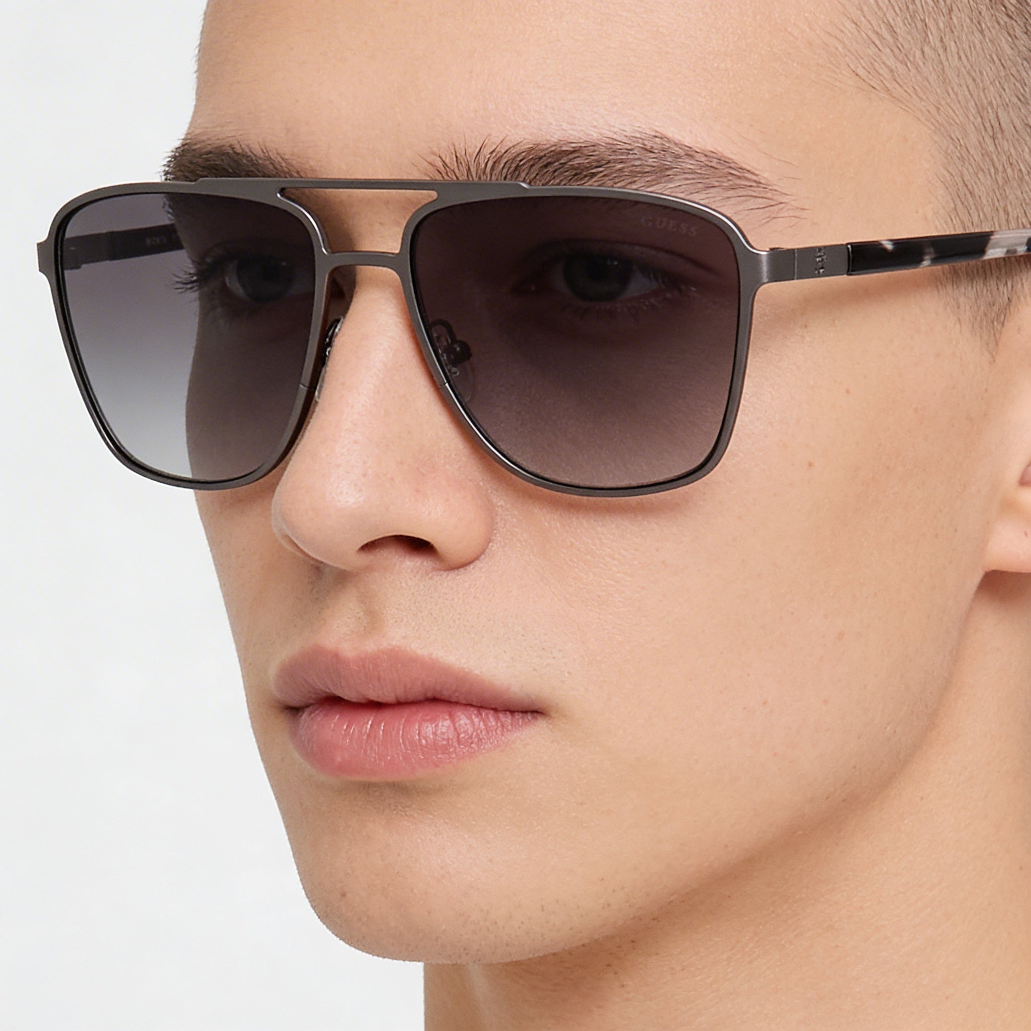 Gafas de sol de aviador Guess Metal, unisex, montura de rutenio oscuro satinado brillante, lentes ahumadas degradadas, protección UV 400, 60 mm, Photo 4