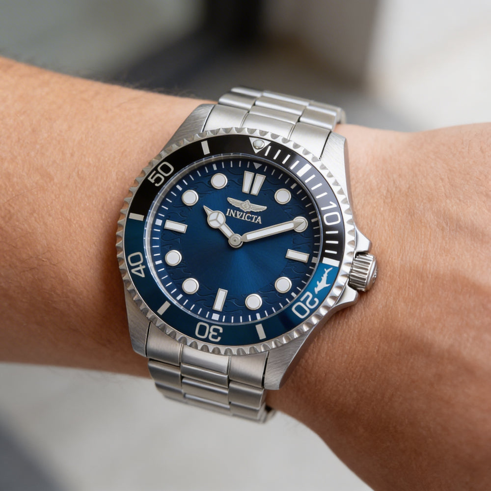 Reloj de cuarzo Invicta Pro Diver 49704 para hombre con caja y pulsera de acero inoxidable de 43 mm y esfera azul.