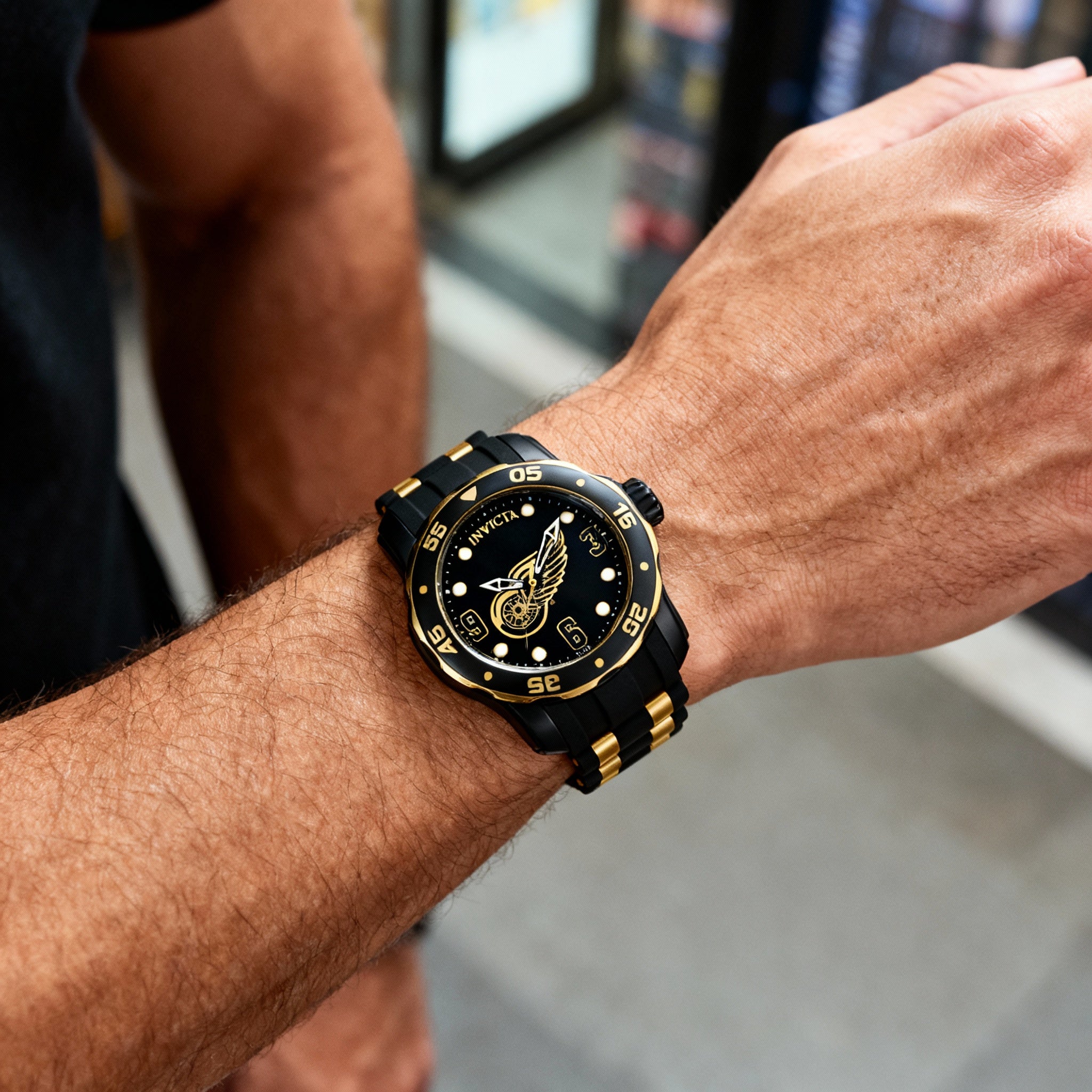 Reloj de cuarzo Invicta 42314 para hombre, resistente al agua, de acero inoxidable negro y dorado, 48 mm, Photo 3