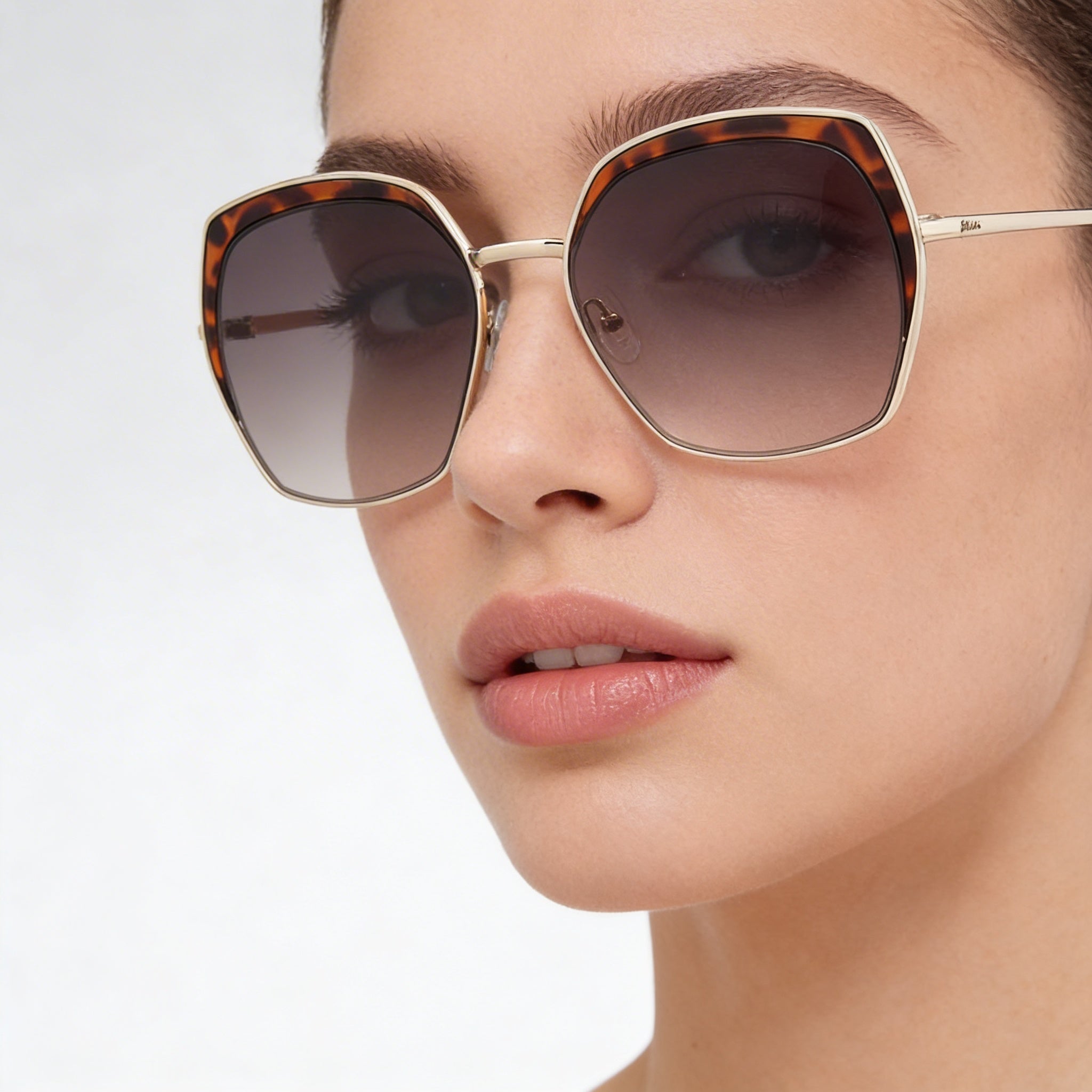 GUESS Gafas de sol retro para mujer con montura metálica en dorado pálido, lentes degradadas en marrón y 100% protección UV, 59 mm, Photo 4