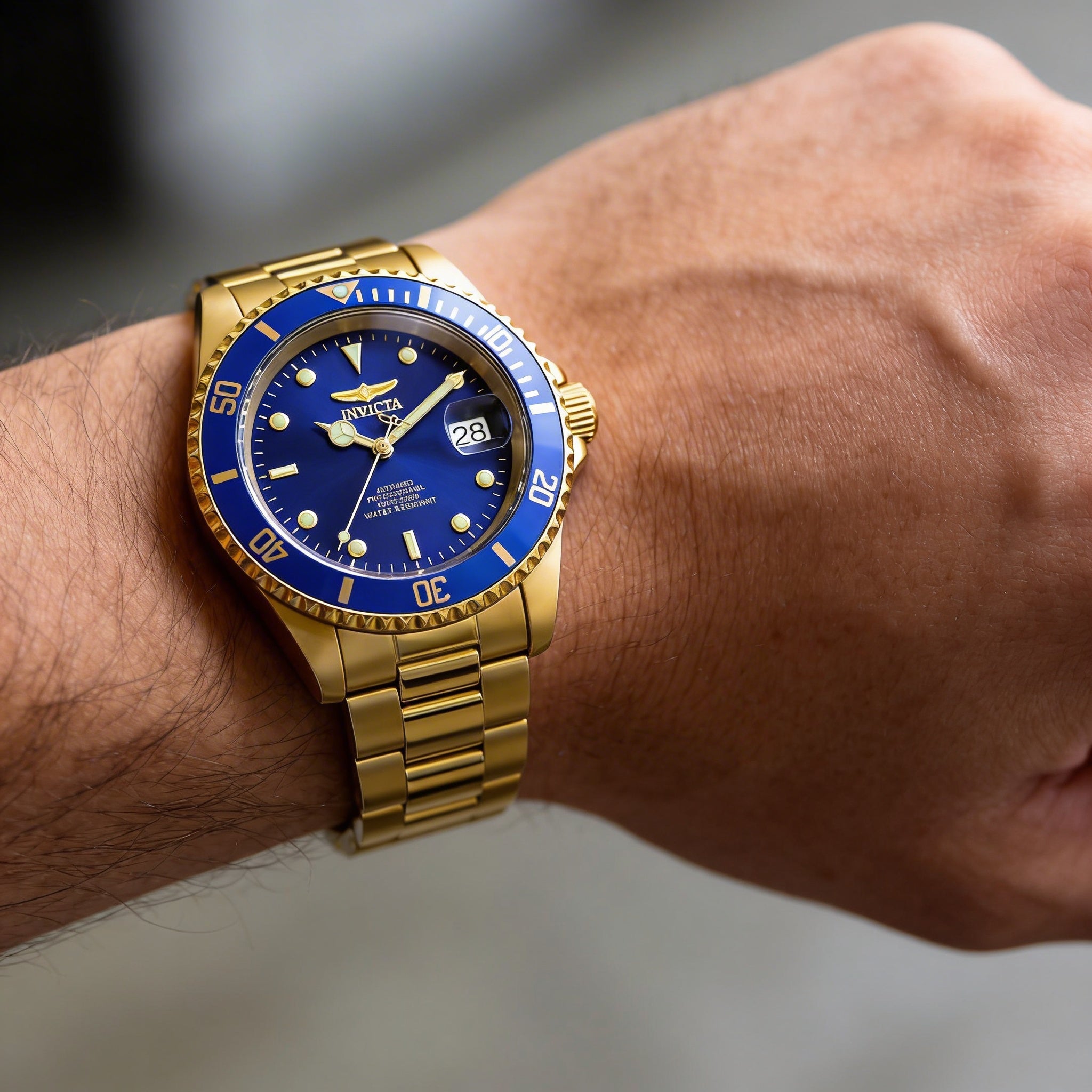 Reloj automático Invicta Pro Diver para hombre, de acero inoxidable y pulsera dorada, esfera azul, 40 mm, brilla en la oscuridad., Photo 4