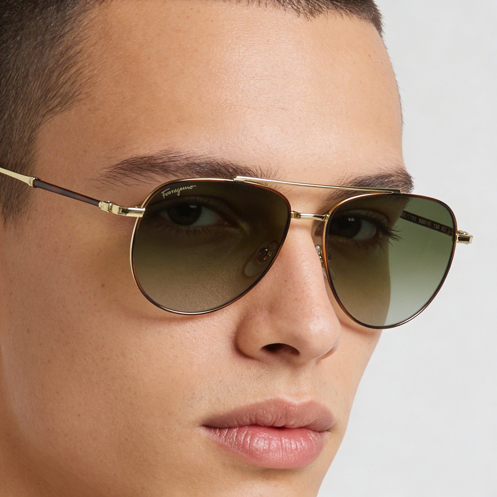 Gafas de sol unisex Salvatore Ferragamo con montura de metal dorado carey y lentes UV degradadas verdes de 58 mm, Photo 4