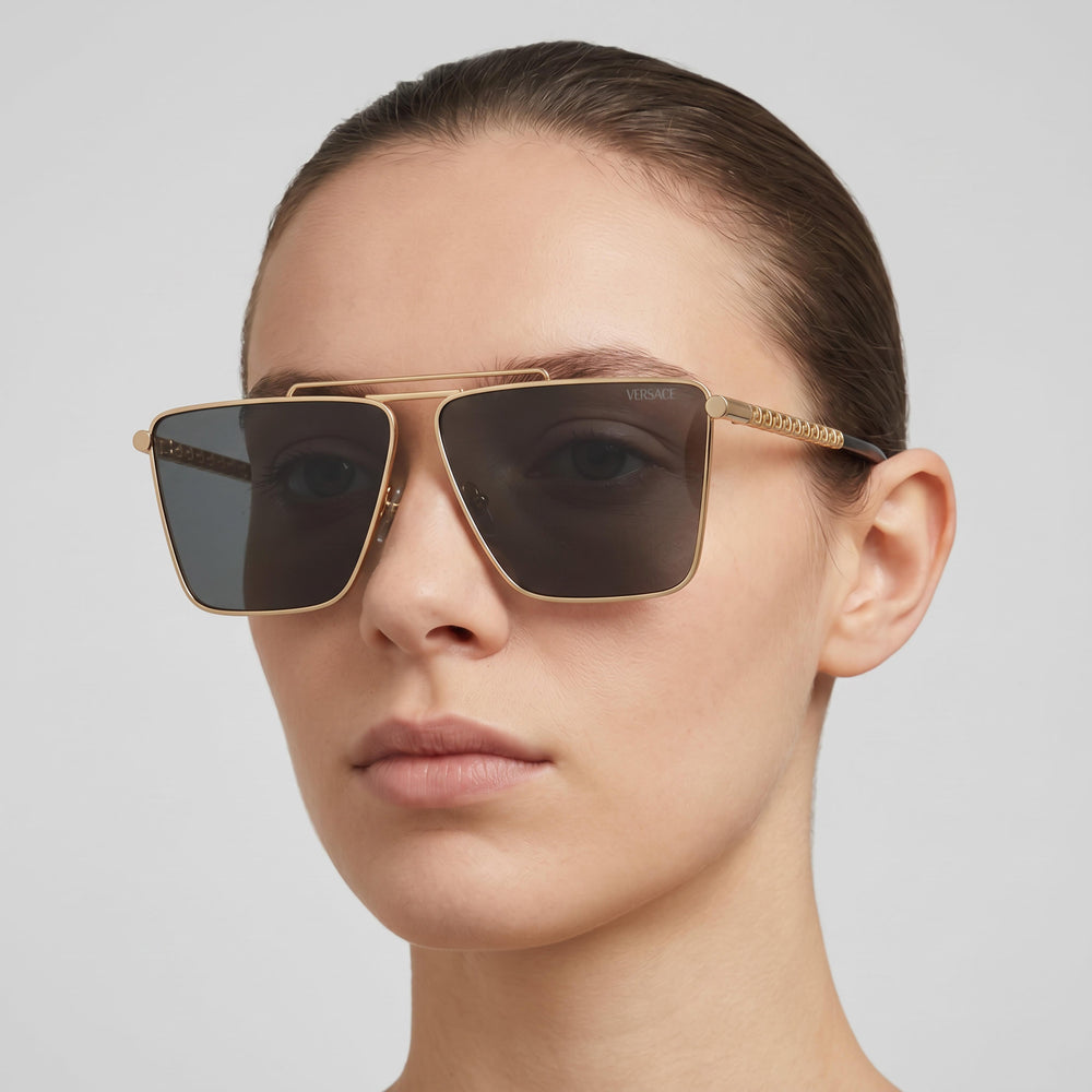 Gafas de sol unisex contemporáneas Versace de montura metálica multicolor con lentes gris oscuro de 64 mm