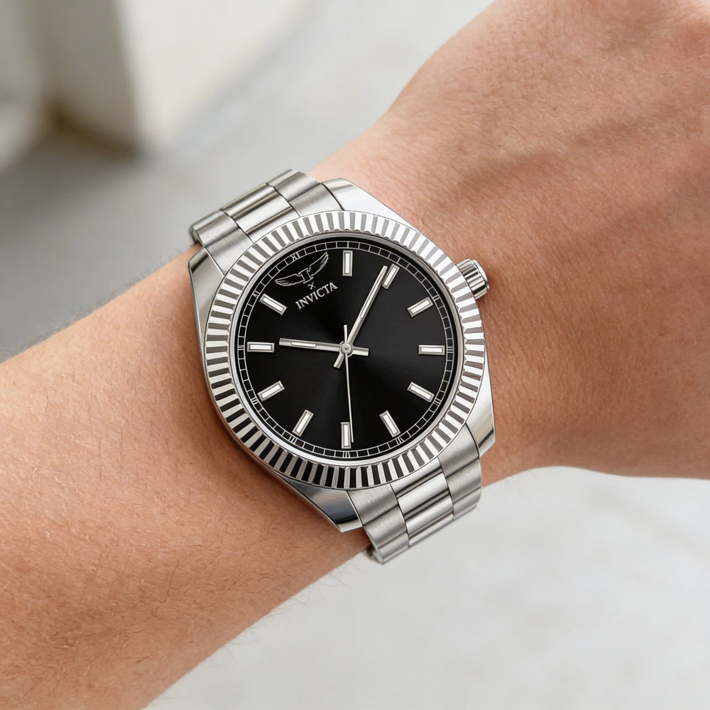 Reloj de cuarzo Invicta Specialty 69014 para hombre, caja de acero inoxidable plateado de 40 mm, esfera negra, brazalete de acero inoxidable.