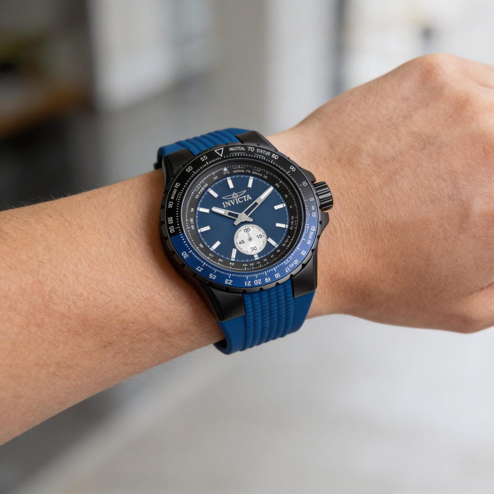 Reloj Invicta Aviator 49300 para hombre, de cuarzo, acero inoxidable negro, 50 mm, esfera azul, correa de silicona y resistente al agua hasta 10 ATM.