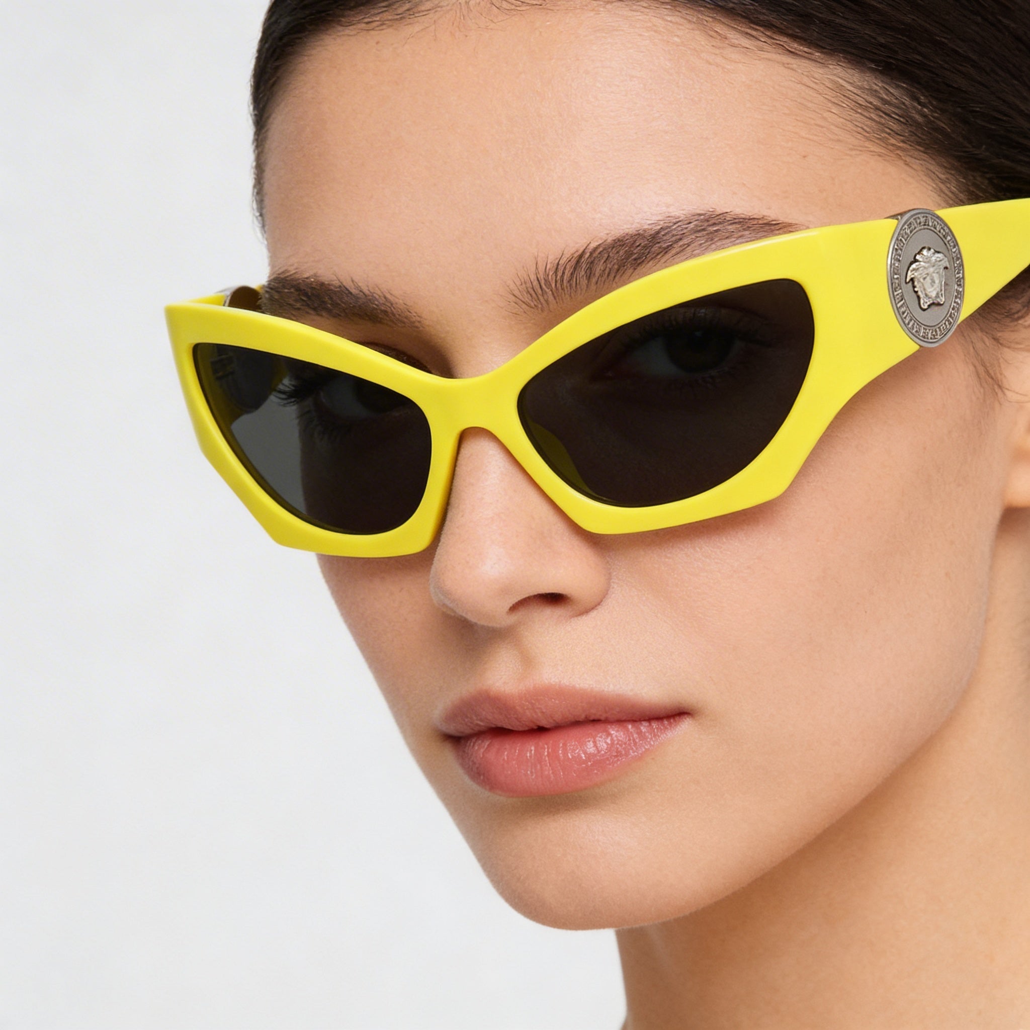 Gafas de sol de plástico Versace VE4450 para mujer, ojo de gato, montura amarilla gris oscuro, lentes grises, protección UV, 60 mm, Photo 3
