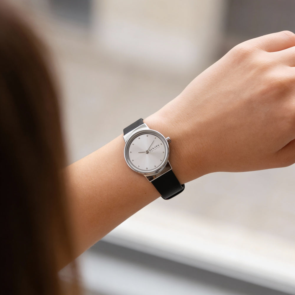 SKAGEN DINAMARCA Reloj Freja Lille para mujer de 26 mm con esfera plateada con efecto rayos de sol, correa de piel negra y resistente a arañazos