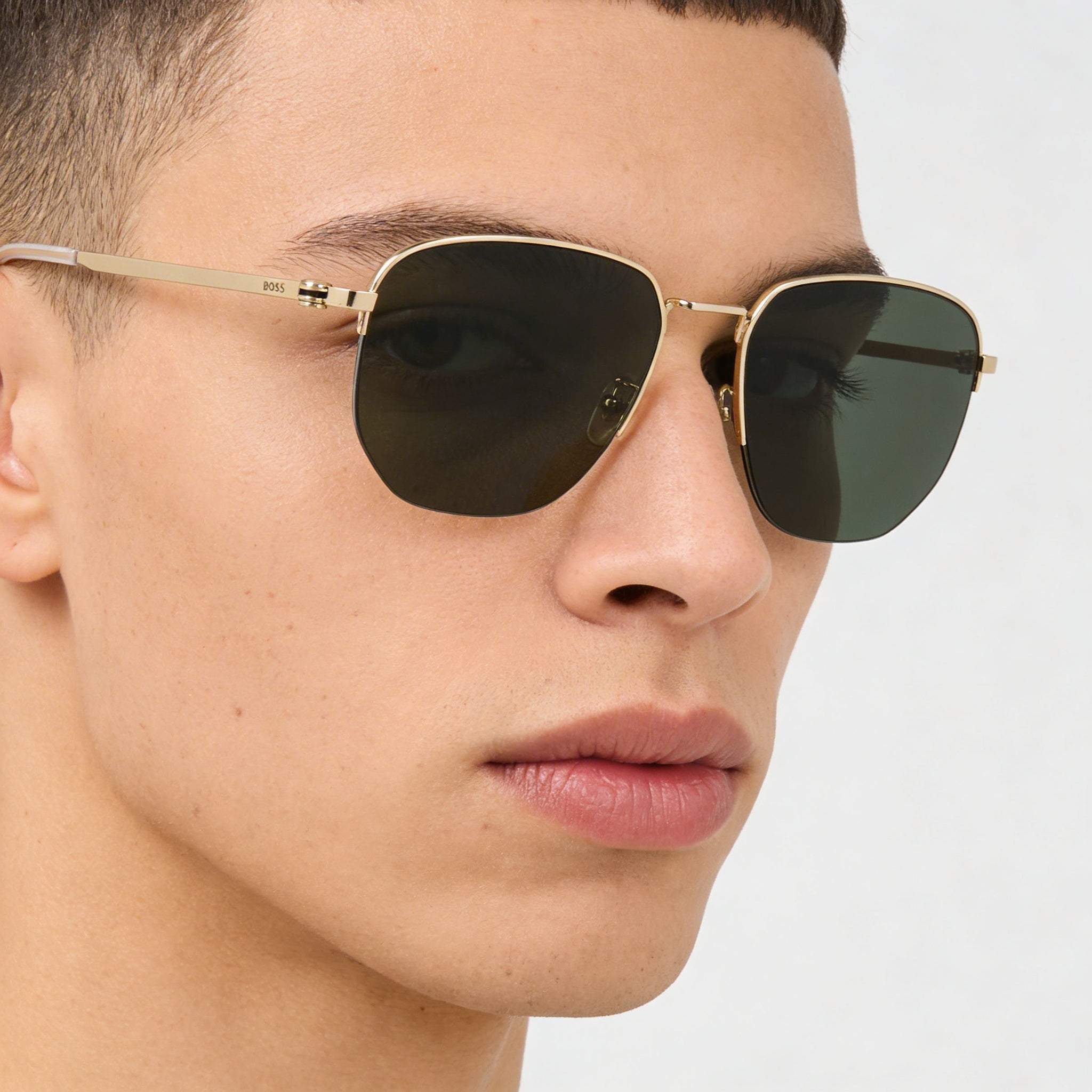 Gafas de sol unisex clásicas Hugo Boss de acero inoxidable dorado con montura verde y lentes verdes no polarizadas con protección UV de 57 mm, Photo 4