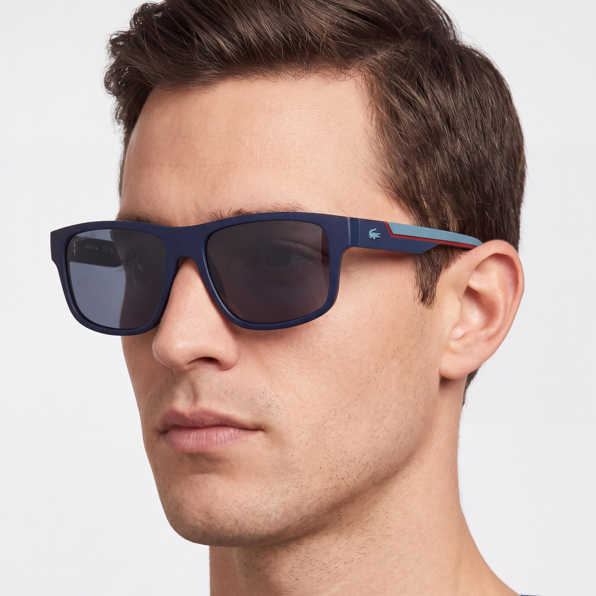 Gafas de sol cuadradas de plástico para hombre Lacoste L6057s, montura azul mate con lentes azules sólidas con protección UV, 57 mm, Photo 3