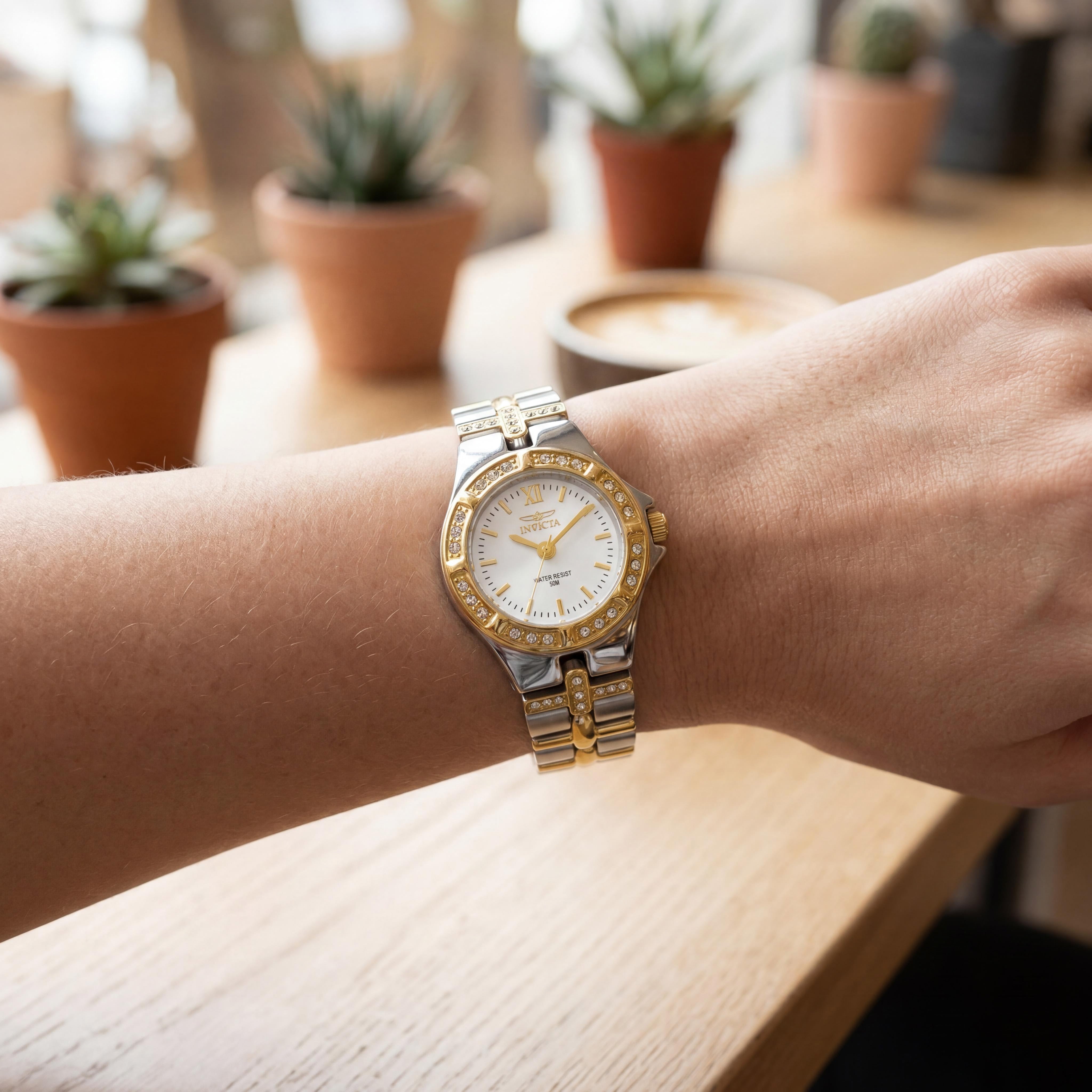 Invicta Reloj de cuarzo resistente al agua para mujer 0133 de acero inoxidable de dos tonos con detalles de cristal, esfera blanca, 22 mm, Photo 4
