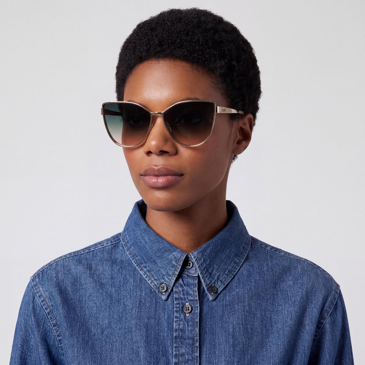 QUAY AUSTRALIA Lentes de Sol Cat Eye Metálicos para Mujer In Pursuit No Polarizados, Dorado Cepillado, Micas Palm Taupe, 64mm, Photo 4
