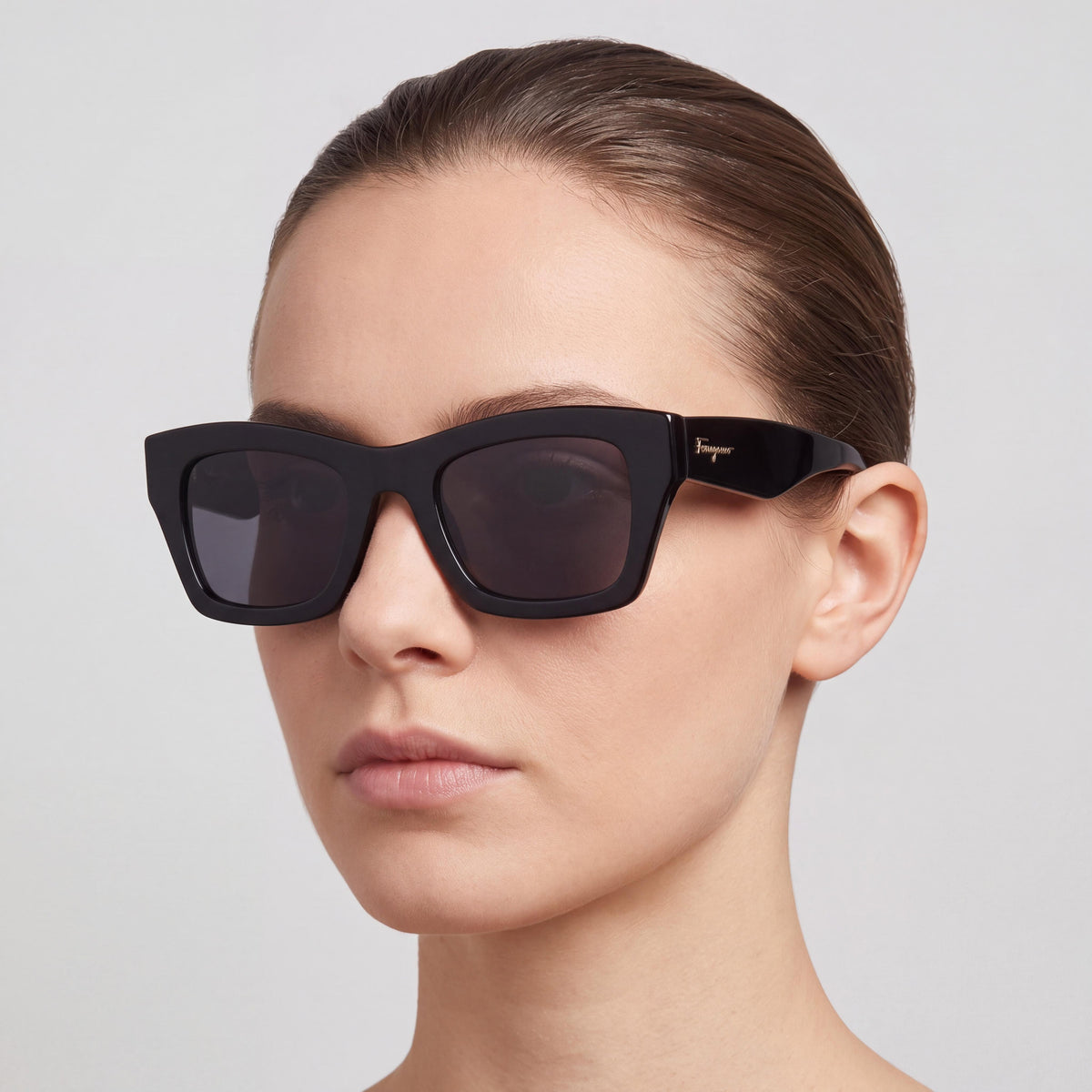 Gafas de sol Salvatore Ferragamo para mujer, con forma de rectángulo modificado, montura de plástico negro y cristales grises con protección UV, 51 mm, Photo 4