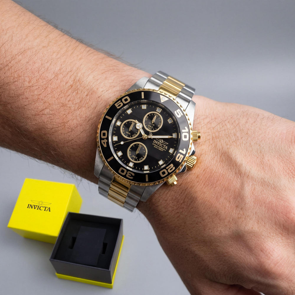 Reloj de buceo Invicta Pro Diver 43407 con cronógrafo de cuarzo para hombre, caja plateada de acero inoxidable de 43 mm y esfera negra.