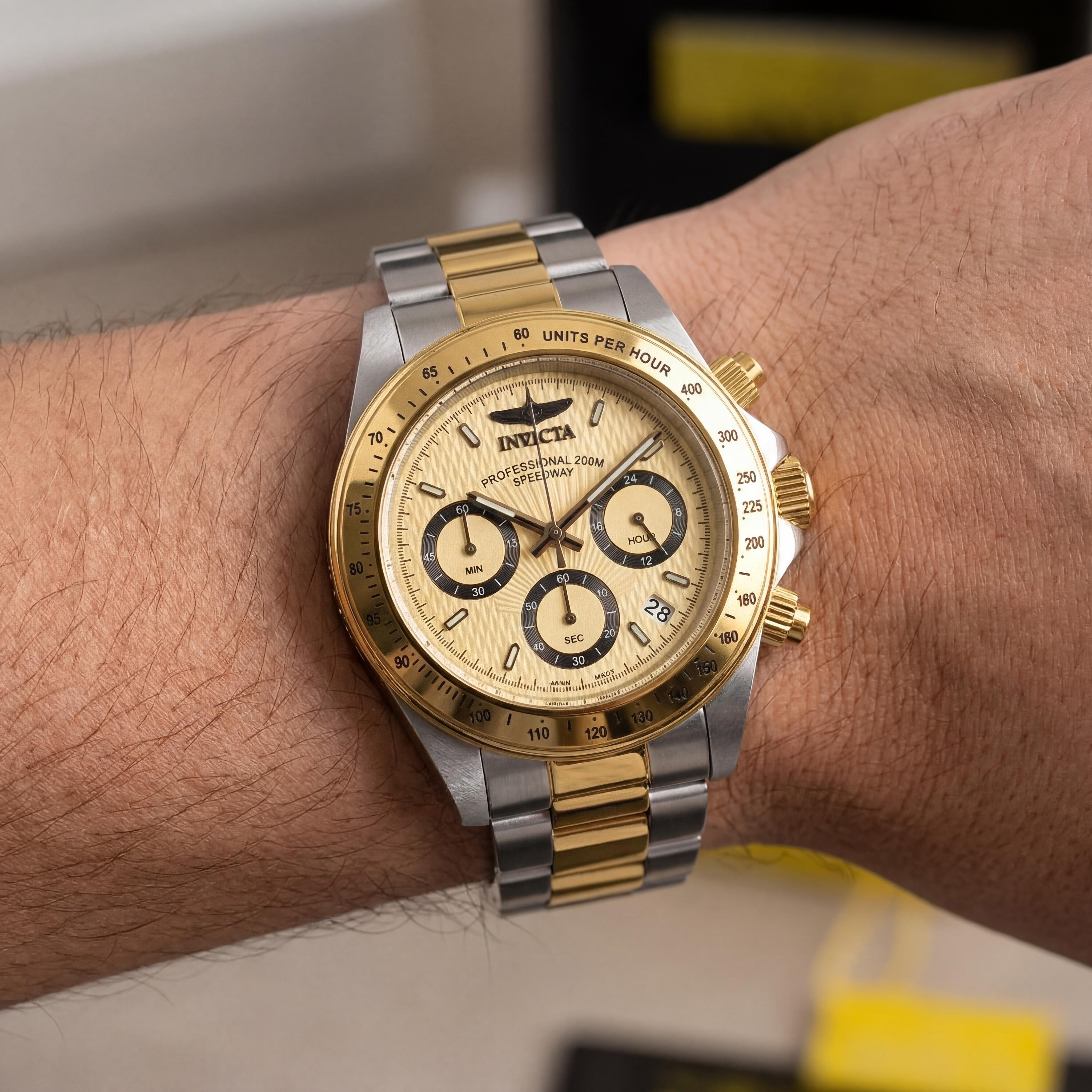 Reloj Invicta Cronógrafo para Hombre de 39 mm, de Acero Inoxidable en Dos Tonos Dorados con Detalles Bañados en Oro de 18k y Esfera Dorada, Photo 4