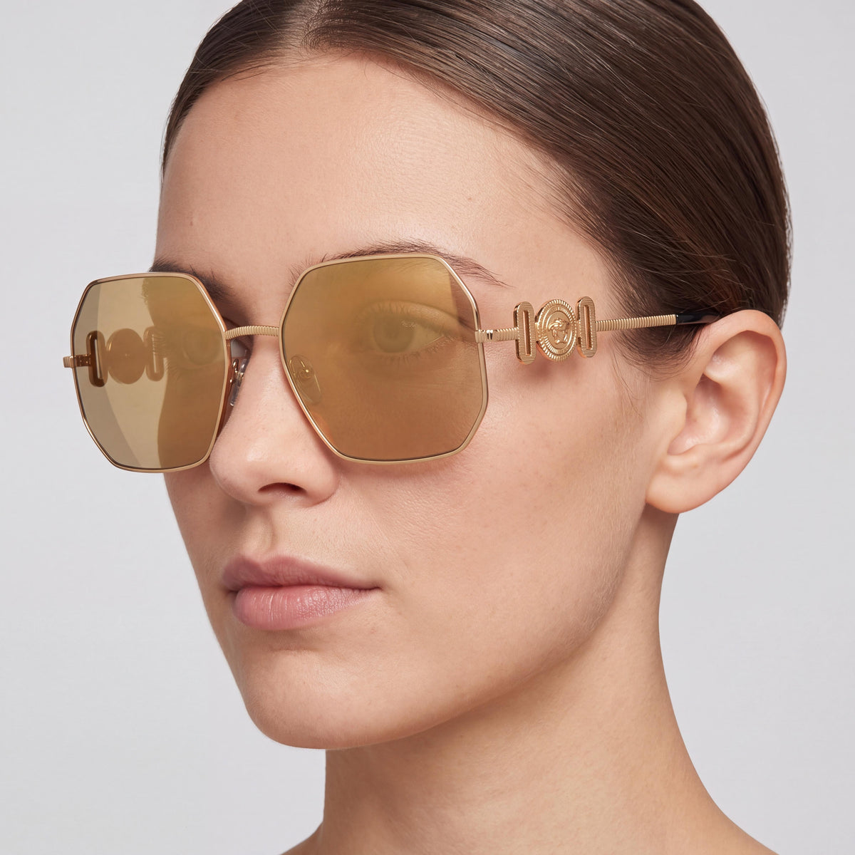 Gafas de sol Versace 0VE224810027P58 para mujer de metal dorado, espejo marrón dorado, con protección UV, no polarizadas, compatibles con lentes graduadas, 58 mm, Photo 4