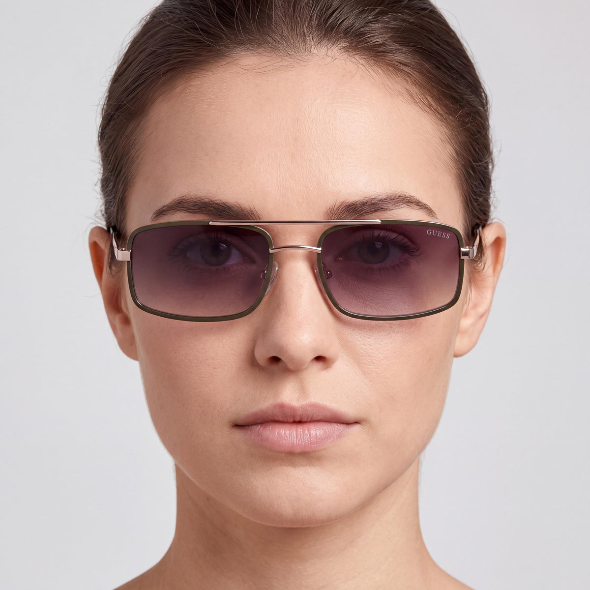 Gafas de sol tipo aviador estrecho para mujer GUESS de metal mate, lente verde degradado oscuro con protección UV, lente de 58 mm, puente de 20 mm, Photo 3