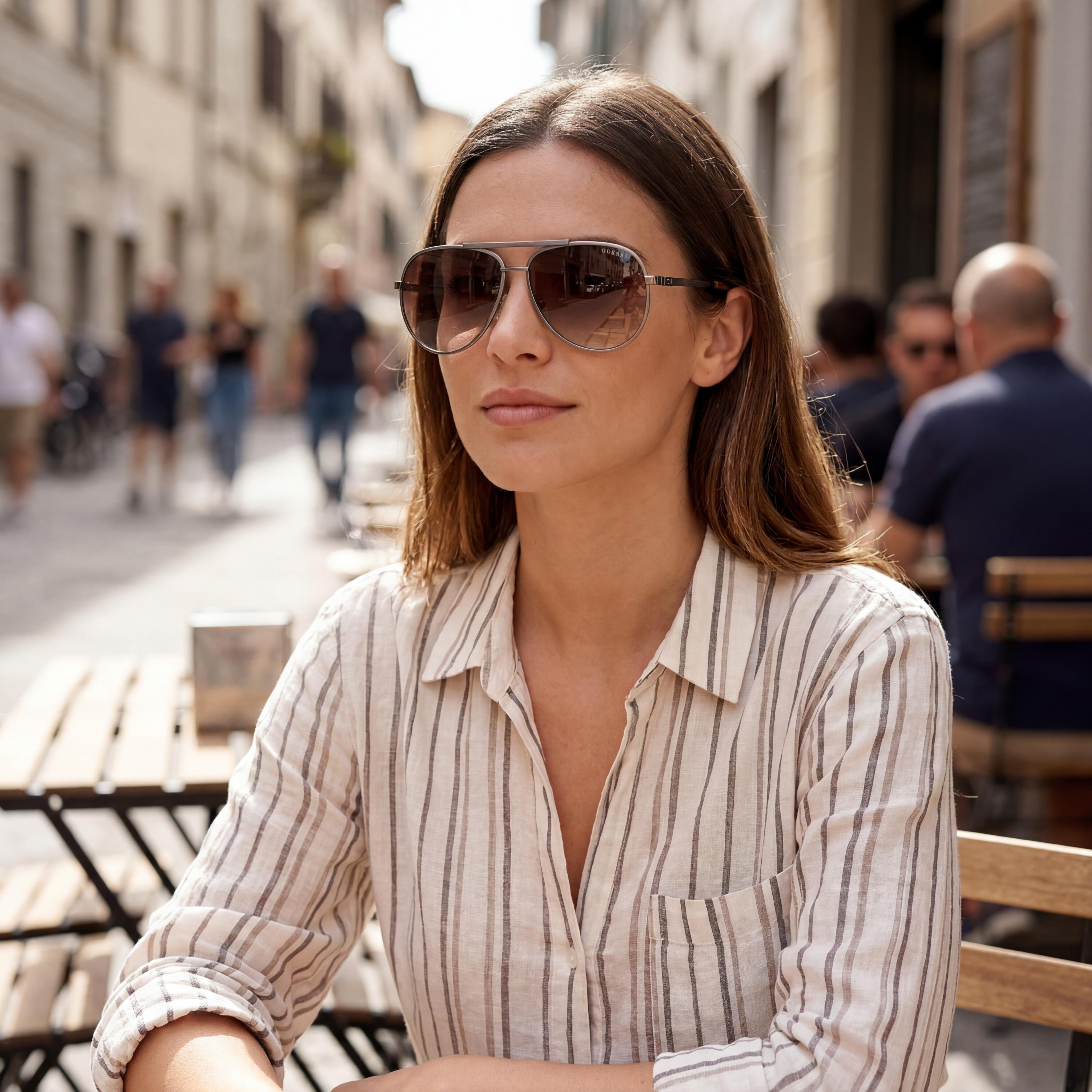 Gafas de sol de aviador GUESS para mujer con montura metálica a rayas, Gunmetal satinado brillante, Lentes marrones degradadas, 61-14-145, Photo 6