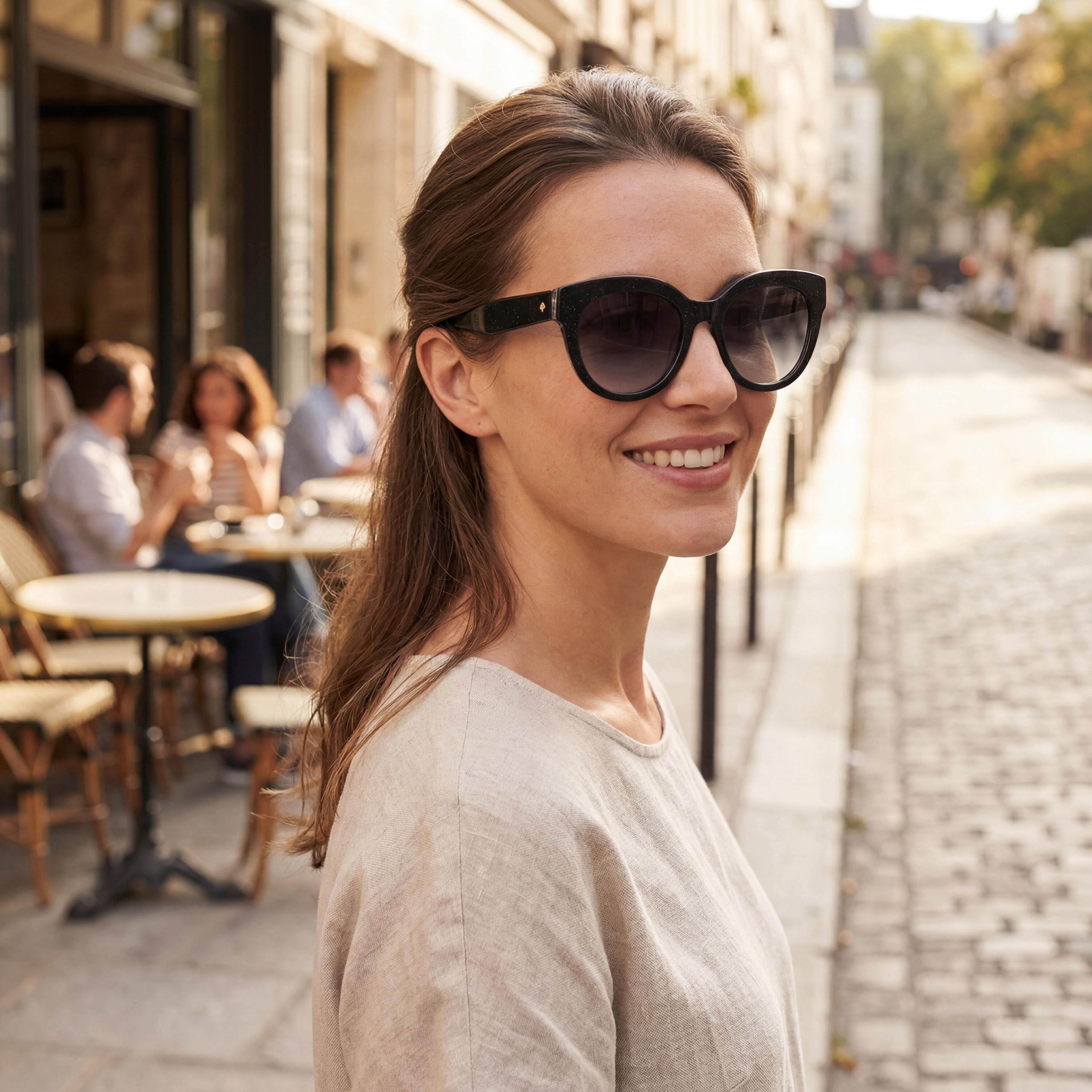kate spade new york - Gafas de sol de temporada para mujer, con marco de plástico en negro y gris, lentes oscuras con protección UV de 54 mm, Photo 5