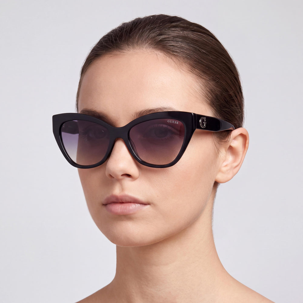 GUESS GU70204 Gafas de sol de plástico negro brillante para mujer con lentes no polarizadas de humo degradado UV 400 de 55 mm
