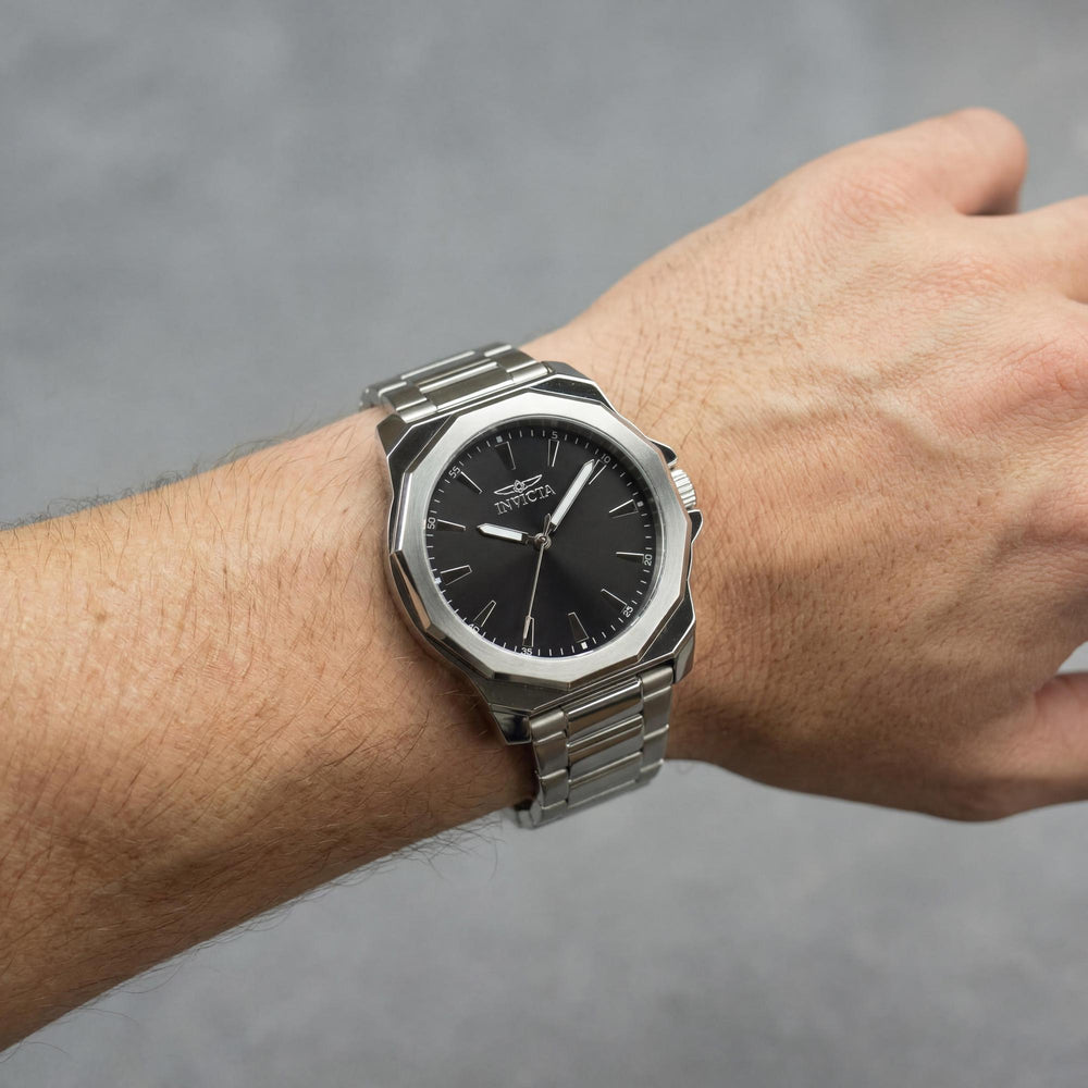 Reloj de cuarzo Invicta de acero inoxidable negro y plateado de 42 mm para hombre con esfera negra resistente a los arañazos.