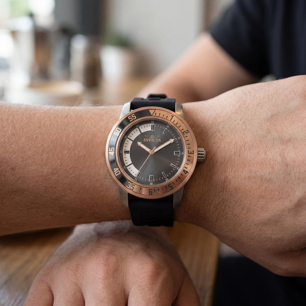 Invicta 35687 Reloj para Hombre, Acero Inoxidable, Chapado en Oro Rosa, Esfera Negra, Resistente al Agua, Silicona, Luminoso en la Oscuridad, 45mm