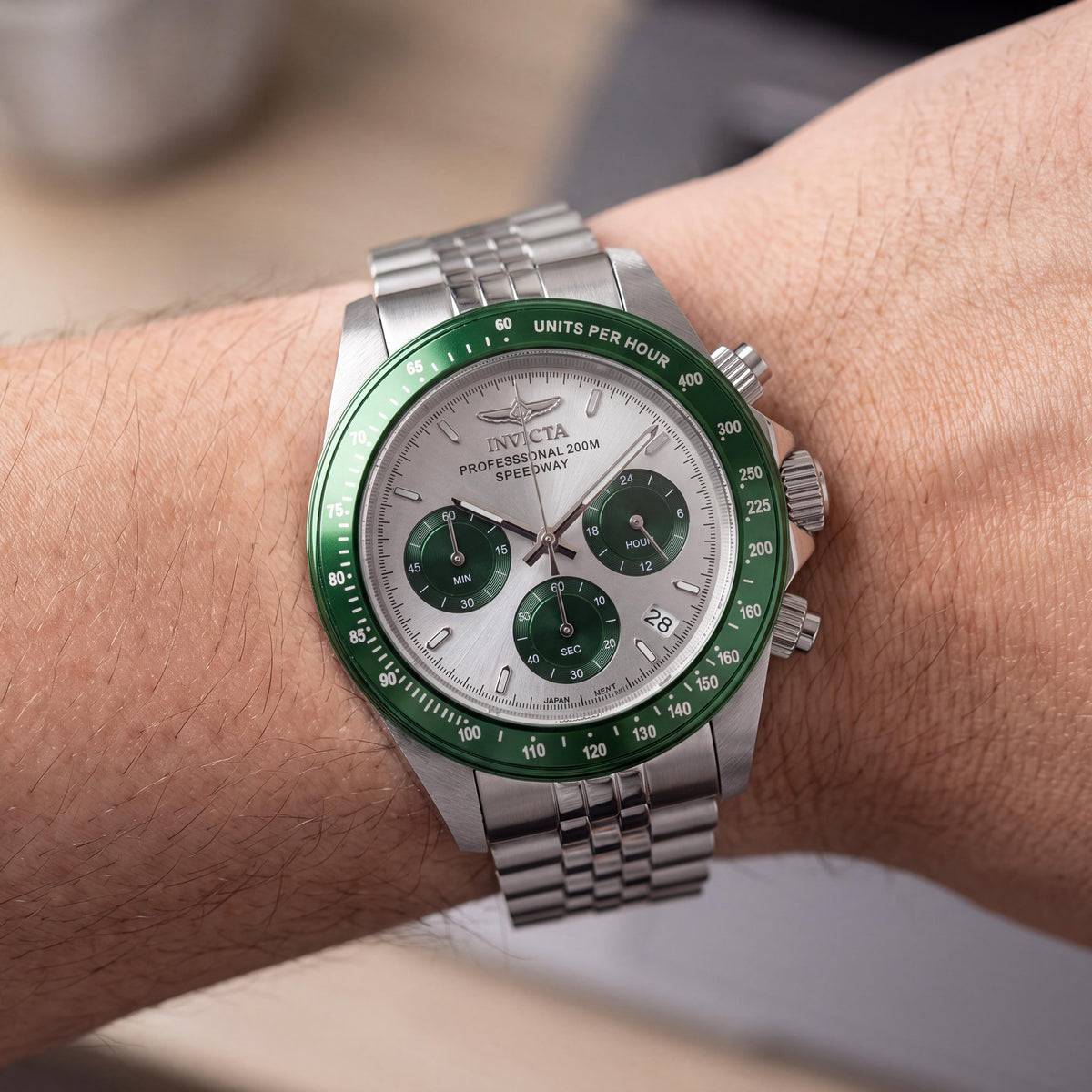 Invicta Speedway 36734 Reloj unisex de cuarzo con caja de acero inoxidable plateada de 39,5 mm, manecillas luminosas, resistente al agua, Photo 4