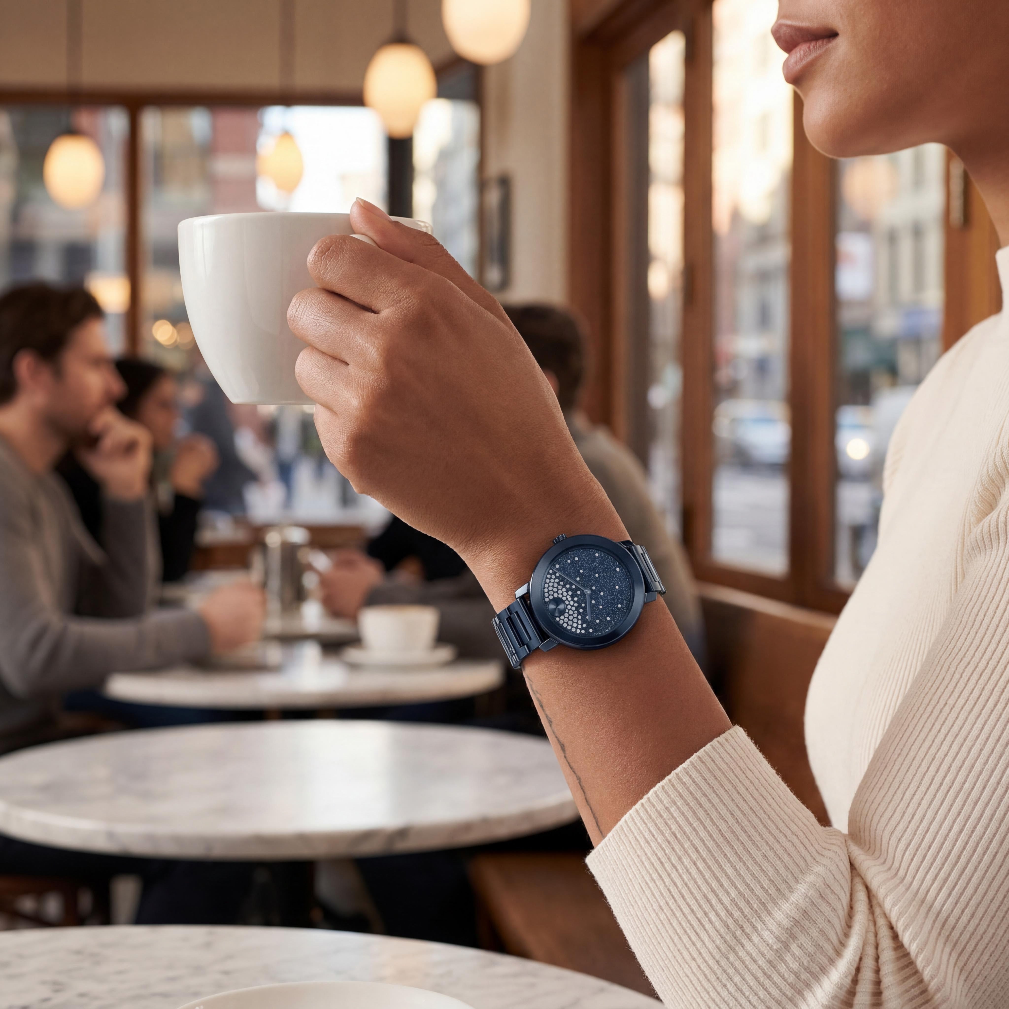 Movado BOLD Reloj de cuarzo de acero inoxidable chapado en iones azules de 34 mm para mujer con esfera esmerilada y cristales en cascada, Photo 4