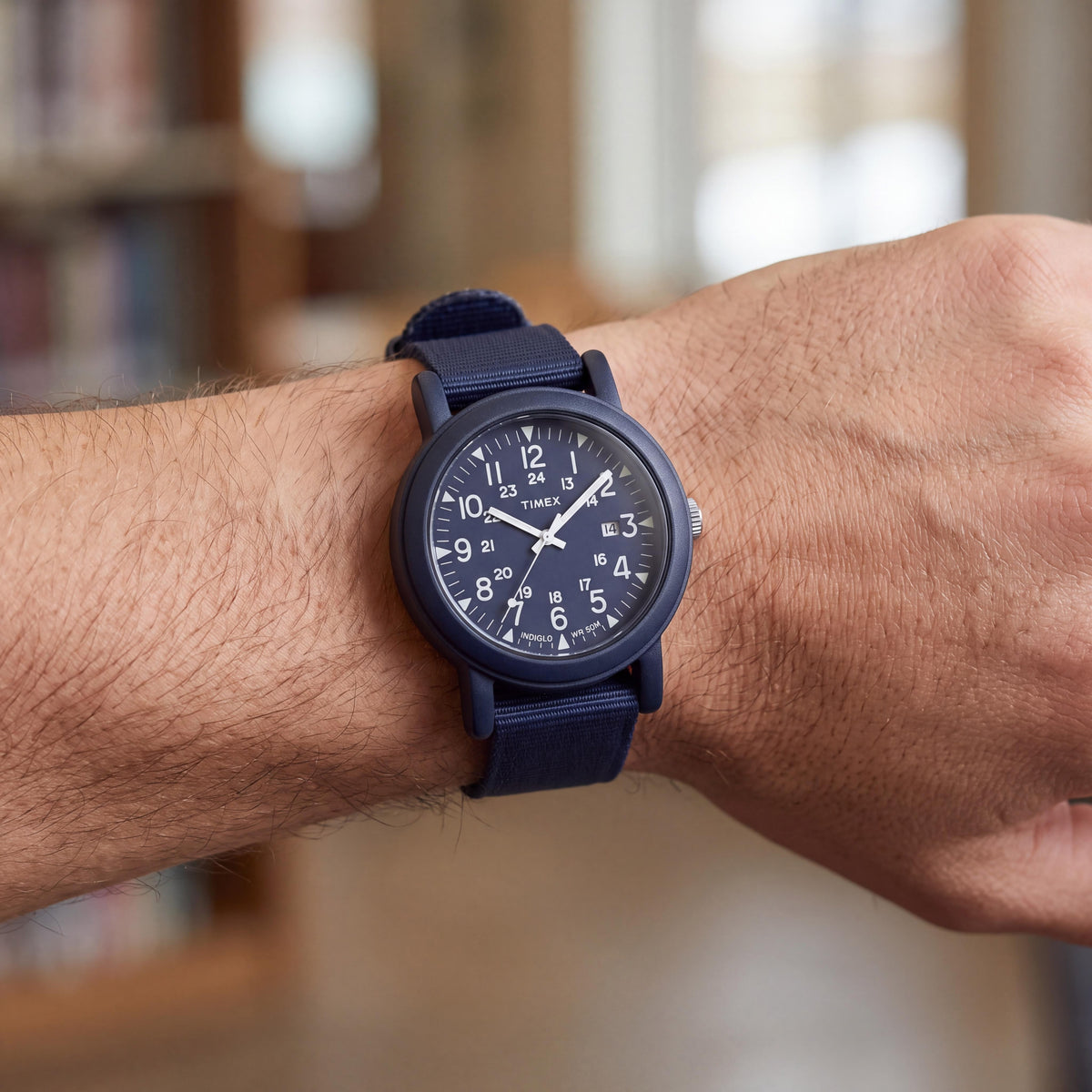 Reloj de pulsera Timex para hombre, caja y correa de tono azul, pantalla analógica, movimiento de cuarzo, resistente al agua, Photo 4